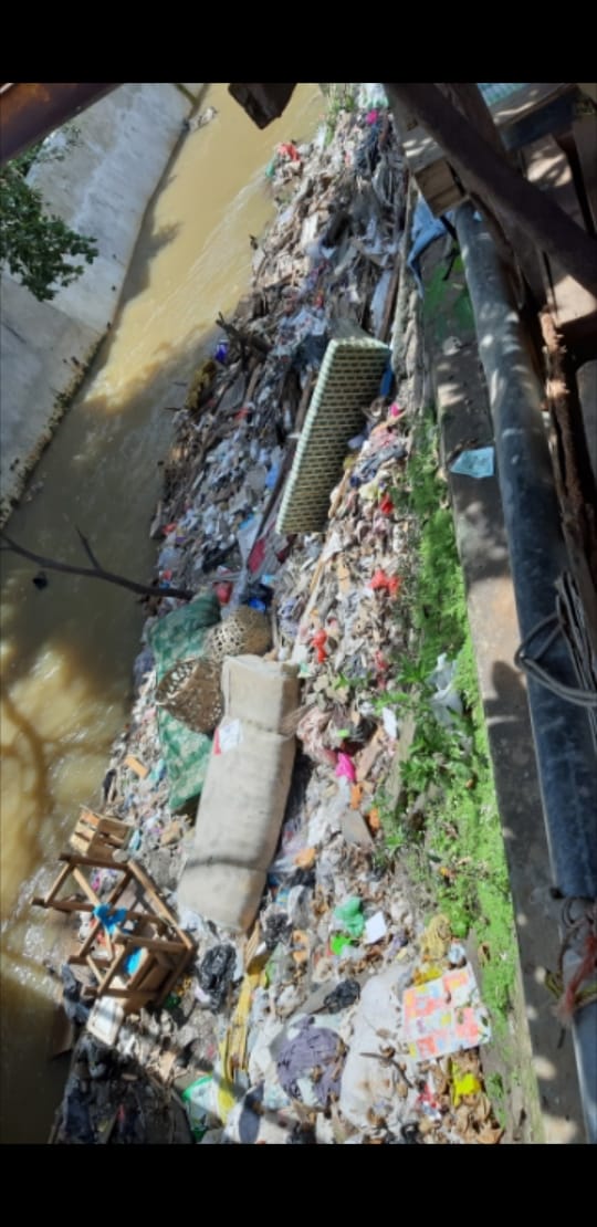 Sampah menutup Kali Baru samping  Pasar Tugu Depok