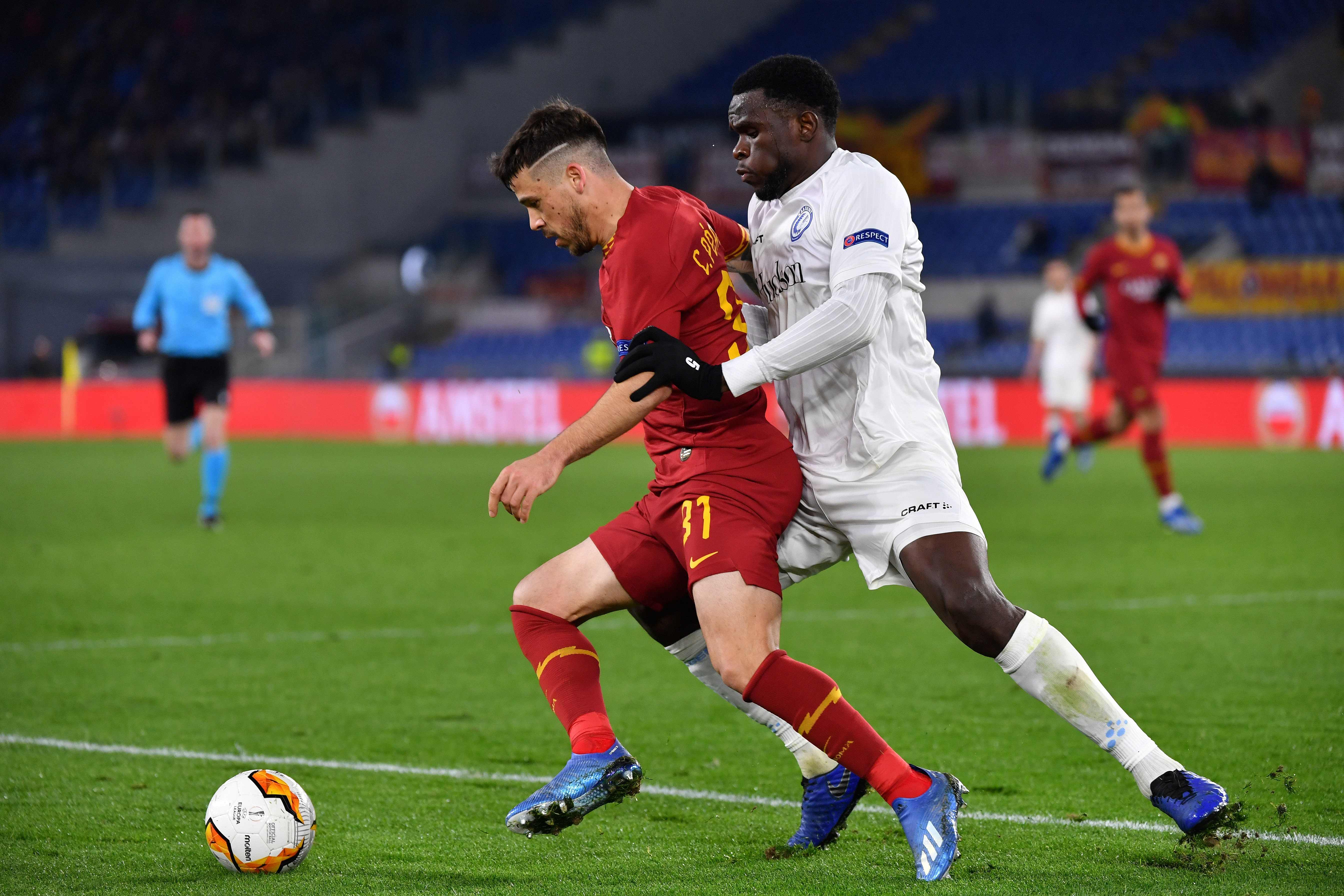 Carles Peres (AS Roma) sedang menghalangi Michael Ngadeu-Ngadjui (Ghent) yang akan merebut bola.  