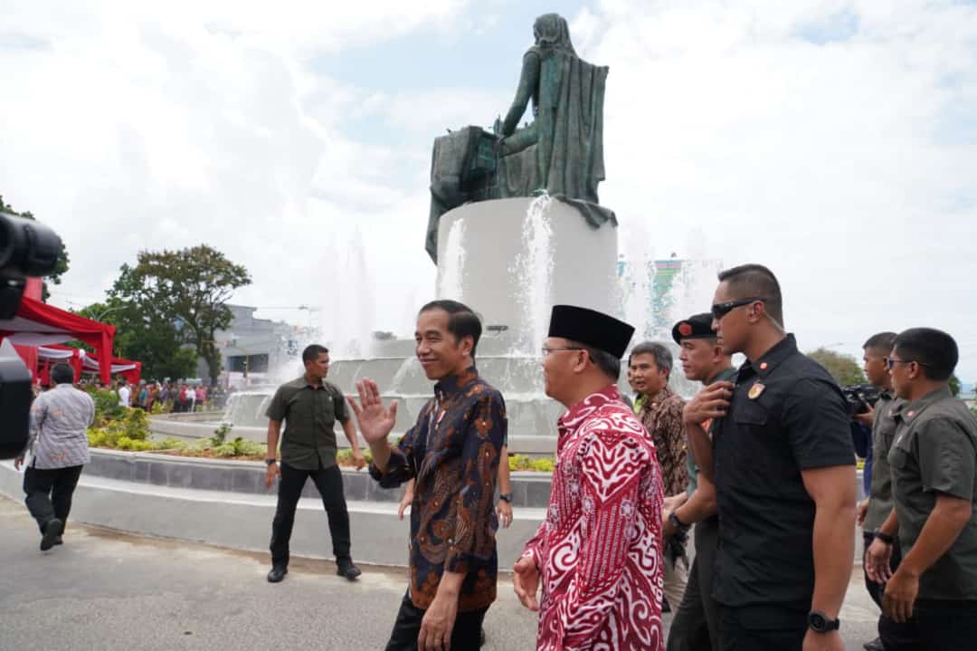 Presiden Joko Widodo bersama Gubernur Bengkulu meresmikan monumen Ibu Agung Fatmawati di simpang lima Ratu Samban, Bengkulu