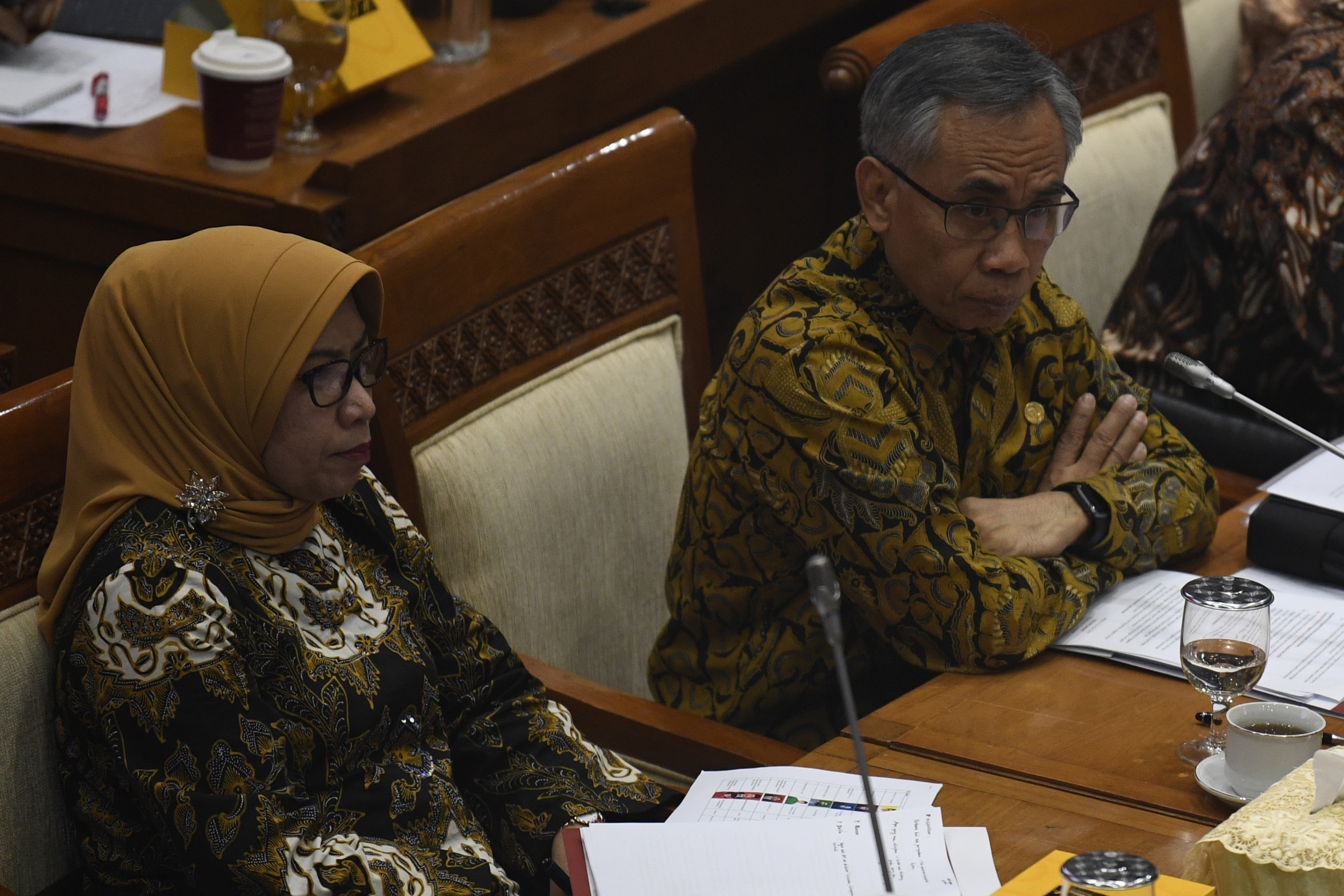  Ketua Dewan Komisioner Otoritas Jasa Keuangan Wimboh Santoso (kanan) bersama anggota Nurhaida (kiri)saat mengikuti rapat kerja di DPR.