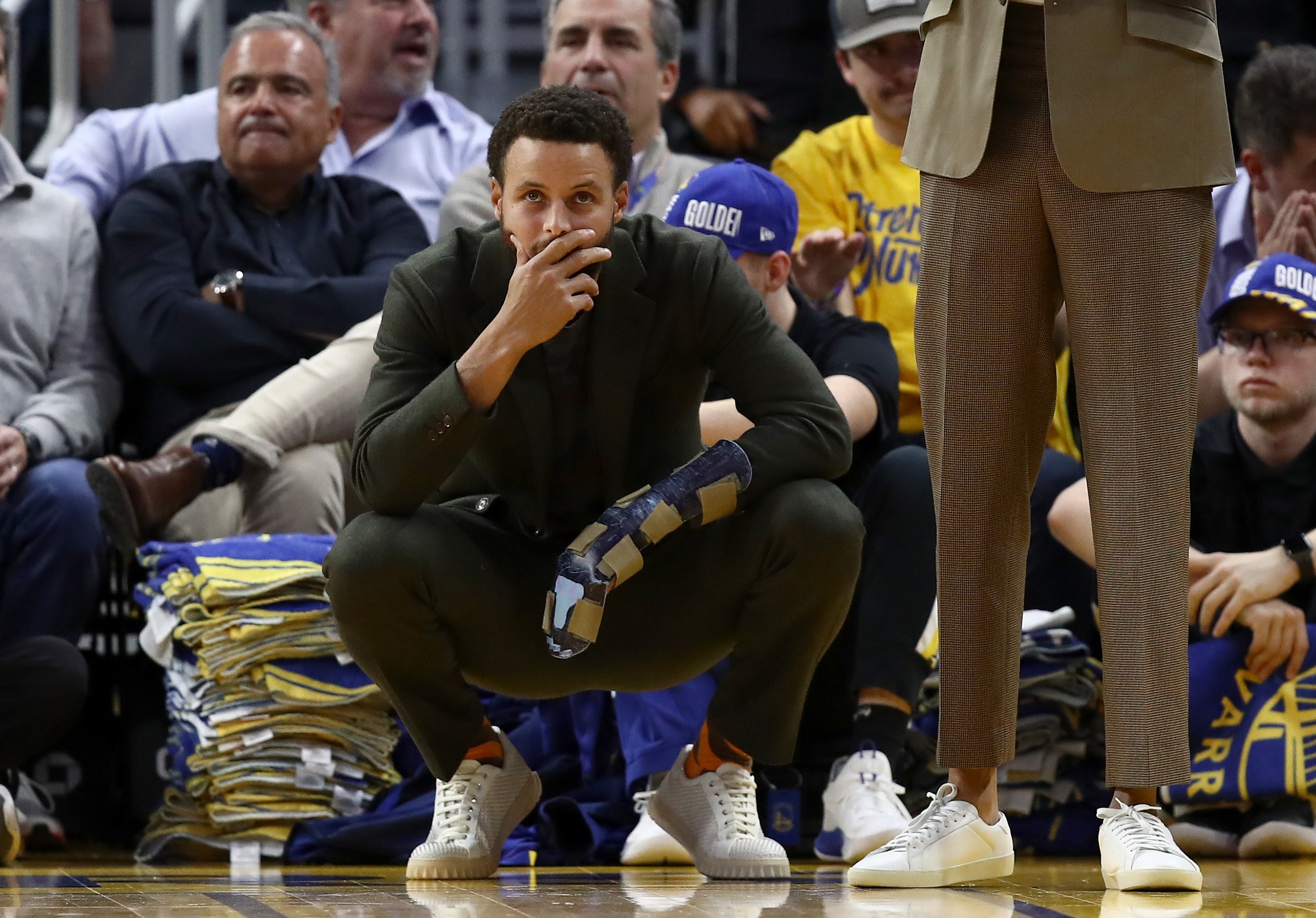 Pemain Golden State Warriors Stephen Curry hanya bisa berada di sisi lapangan saat timnya melawan Oklahoma City Thunder.