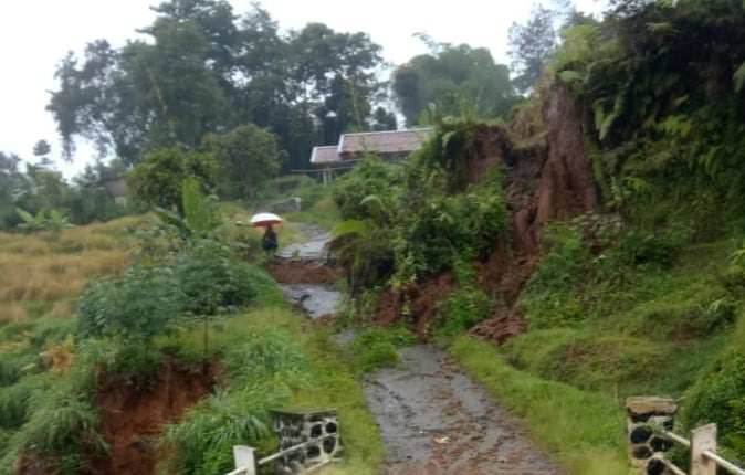Longsor di Kecamatan Gununghalu menyebabkan akses jalan alternatif Kabupaten Bandung Barat menuju Cianjur terputus, Rabu (5/2/2020).