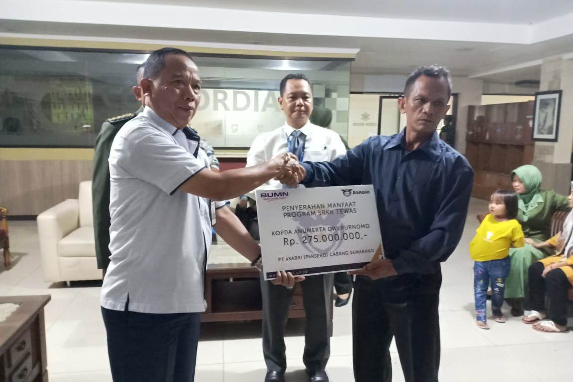 Kepala Cabang PT ASABRI (Persero) Semarang Zulkarnaen Effendi menyerahkan SRKK (T) kepada salah satu ahli waris korban kecelakaan Crew M17.