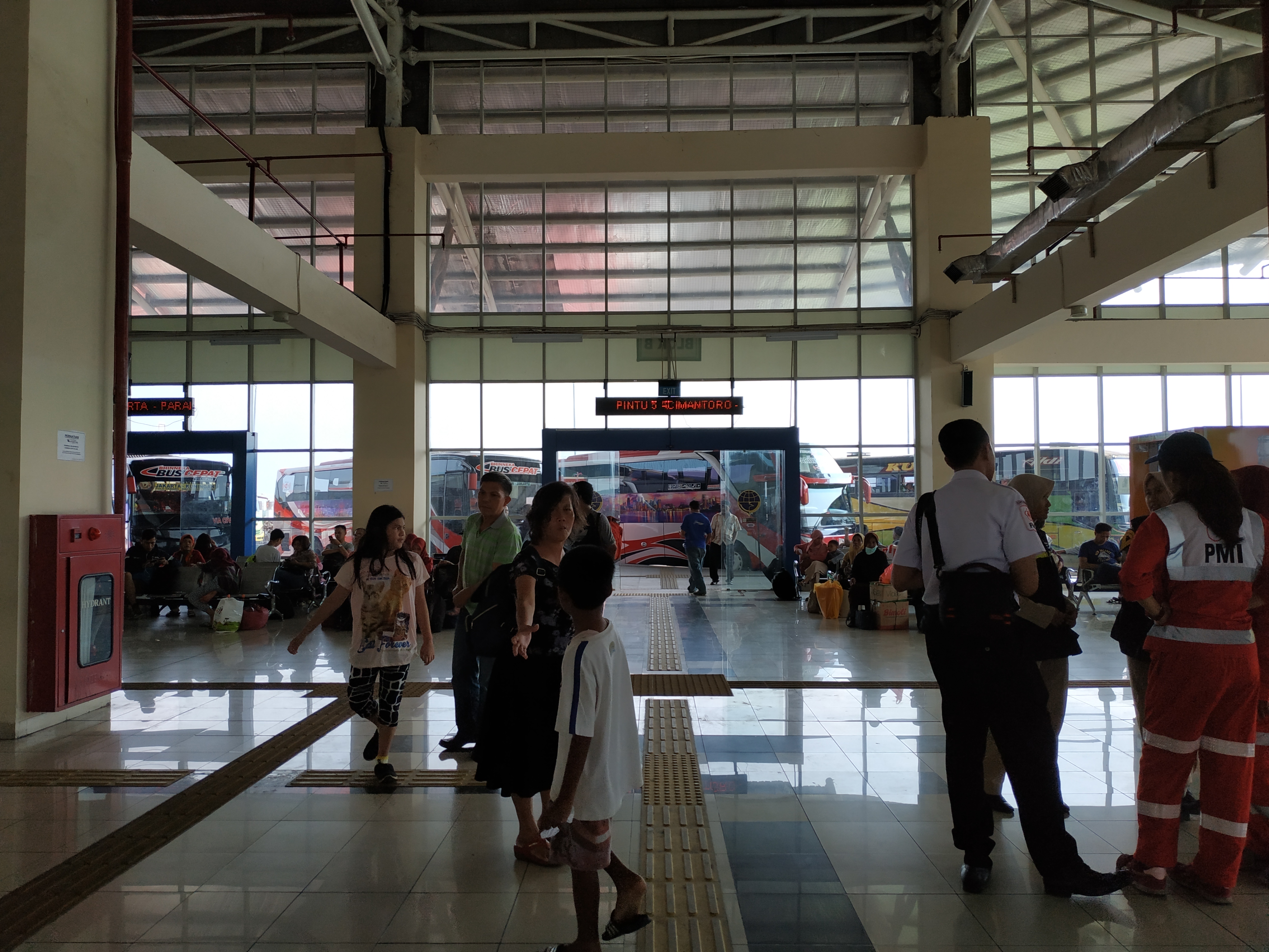 Calon penumpang yang akan mudik dari Terminal Pulo Gebang