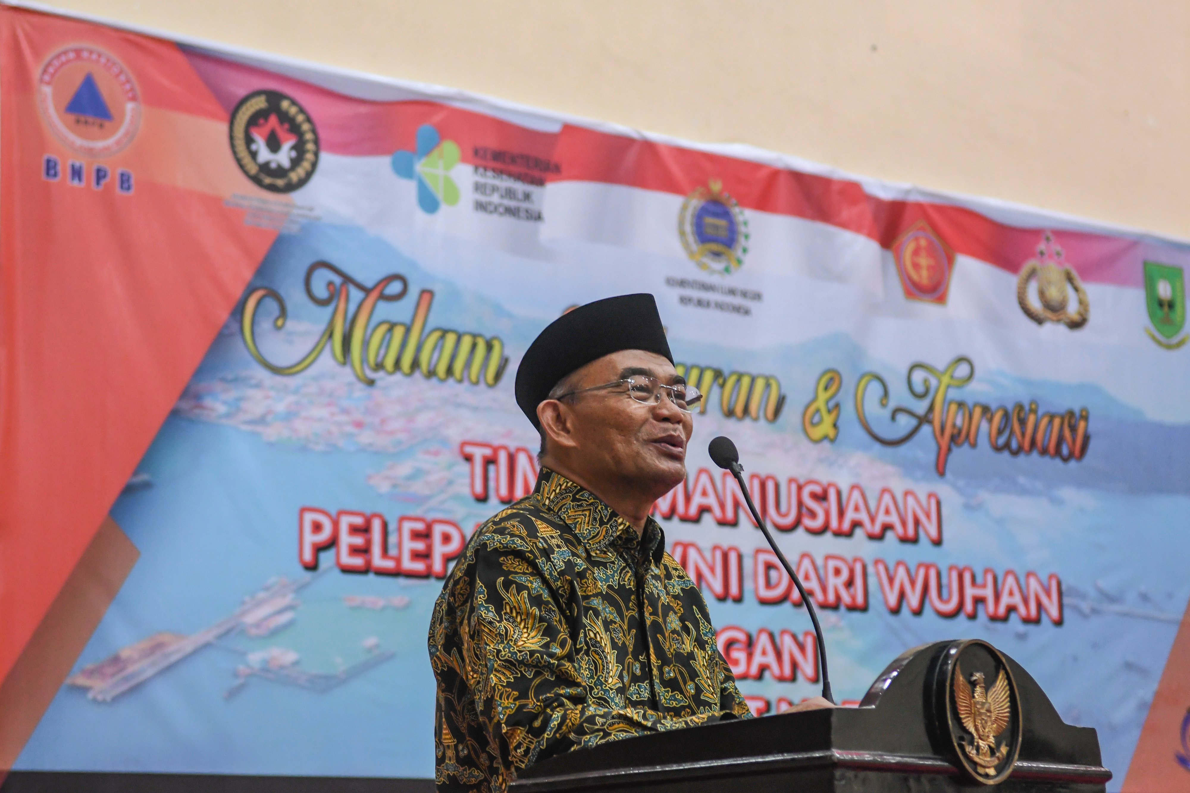 Menteri PMK Muhadjir Effendy memberikan kata sambutan pada Malam Syukuran dan Apresiasi Tim Kemanusiaan Pelepasan WNI dari Wuhan di Natuna.