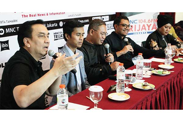 Para pembicara (dari kiri) politikus PDIP Eff endi Simbolon saat diskusi polemik di Jakarta, kemarin.