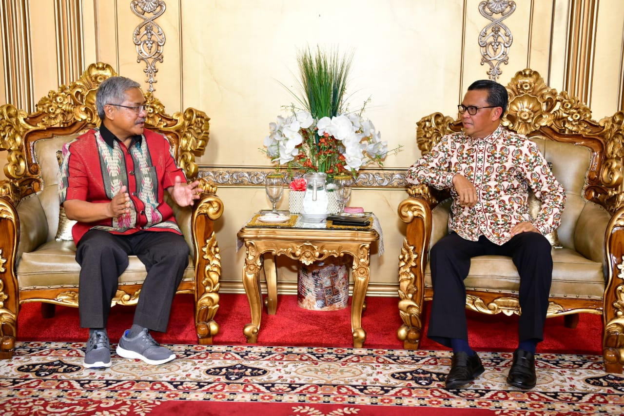 Ketua Pendeta Badan Pekerja Sinode, Pendeta Musa Salusu(kiri), saat bertemu Gubernur Sulawesi Nurdin Abdullah.