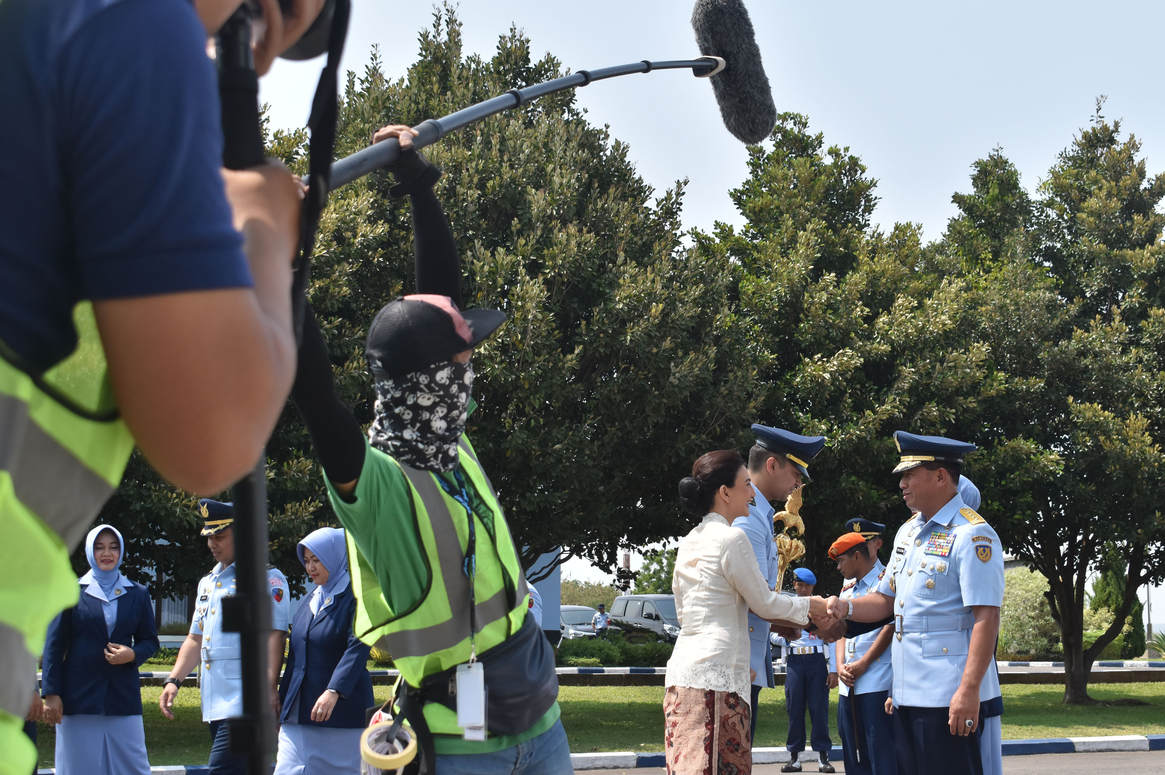 Kepala Staf TNI Angkatan Udara (KSAU) Marsekal TNI Yuyu Sutisna (kanan) saat pengambilan gambar film Serigala Langit, di Lanud Iswahjudi, Ma