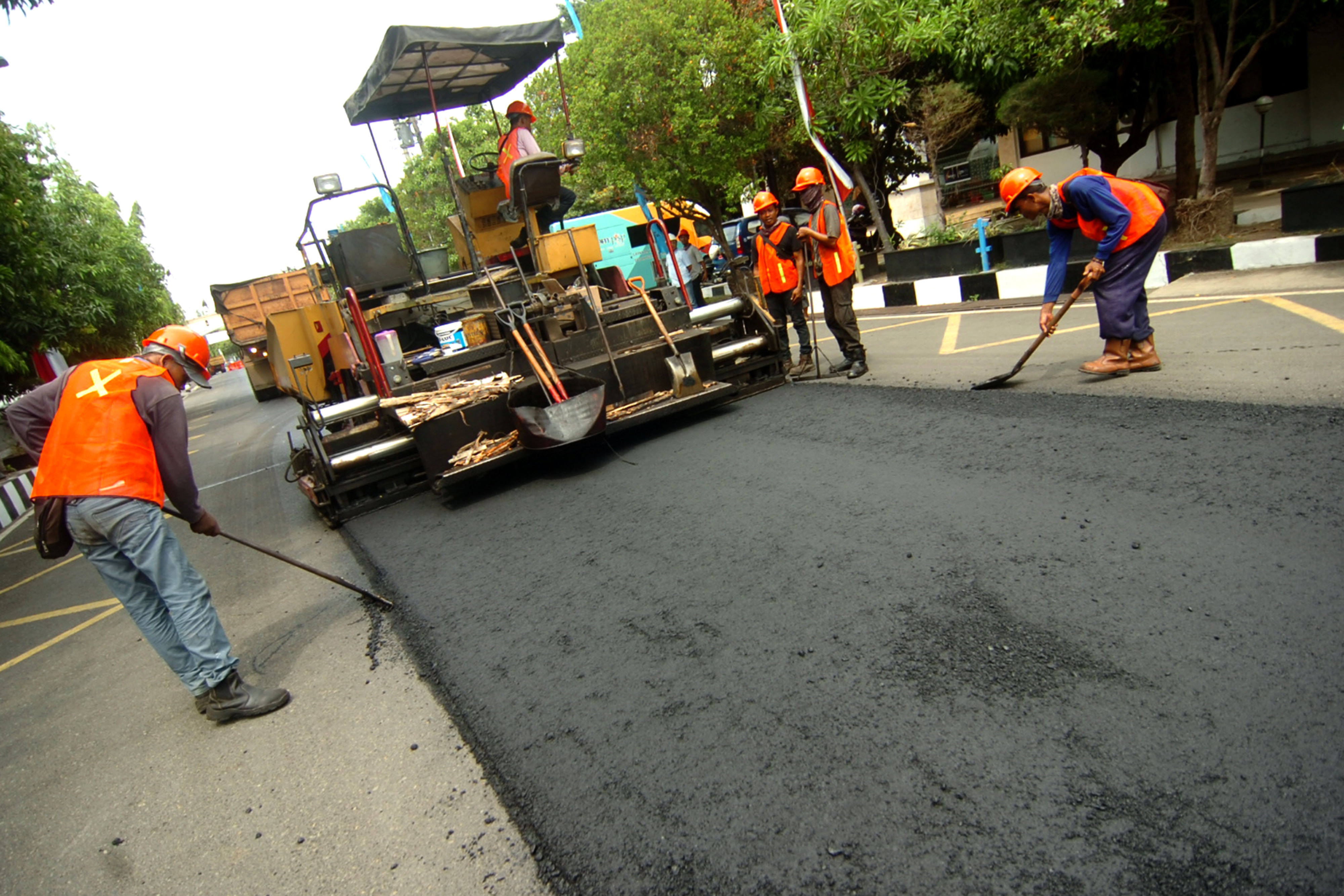 Sejumlah pekerja melakukan pengaspalan plastik saat ujicoba aspal dari bahan baku plastik di Komplek Pemerintahan Kota Tegal, Jawa Tengah.