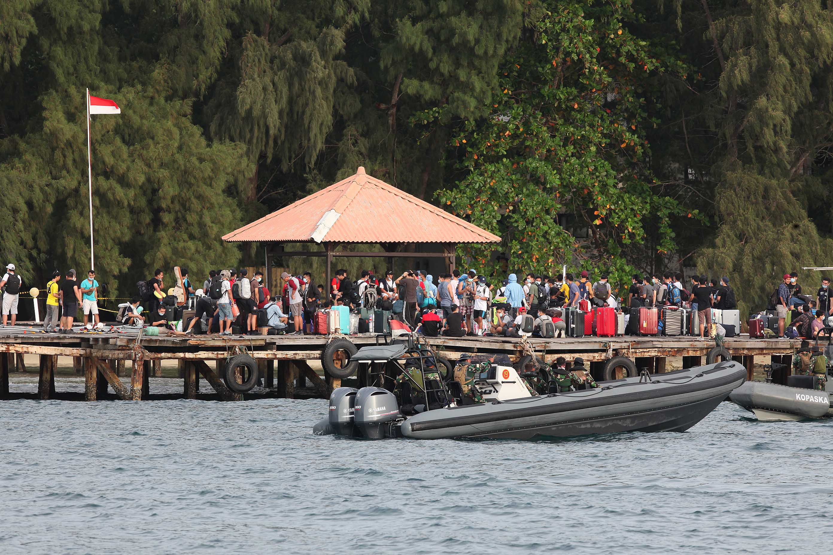 188 WNI kru kapal World Dream yang diangkut dengan KRI dr. Soeharso, tiba di Pulau Sebaru, Kepulauan Seribu, untuk menjalani observasi.