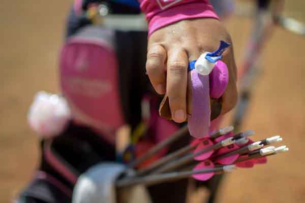 ilustrasi : Seorang atlet panahan Jawa Barat menjalani sesi latihan di Arcamanik Sport Center, Bandung.