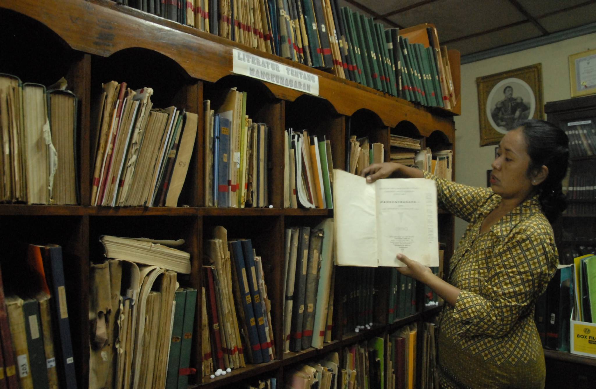 Petugas perpustakaan menunjukkan buku koleksi Perpustakaan Reksa Pustaka, Pura Mangkunegaran, Solo, Jateng