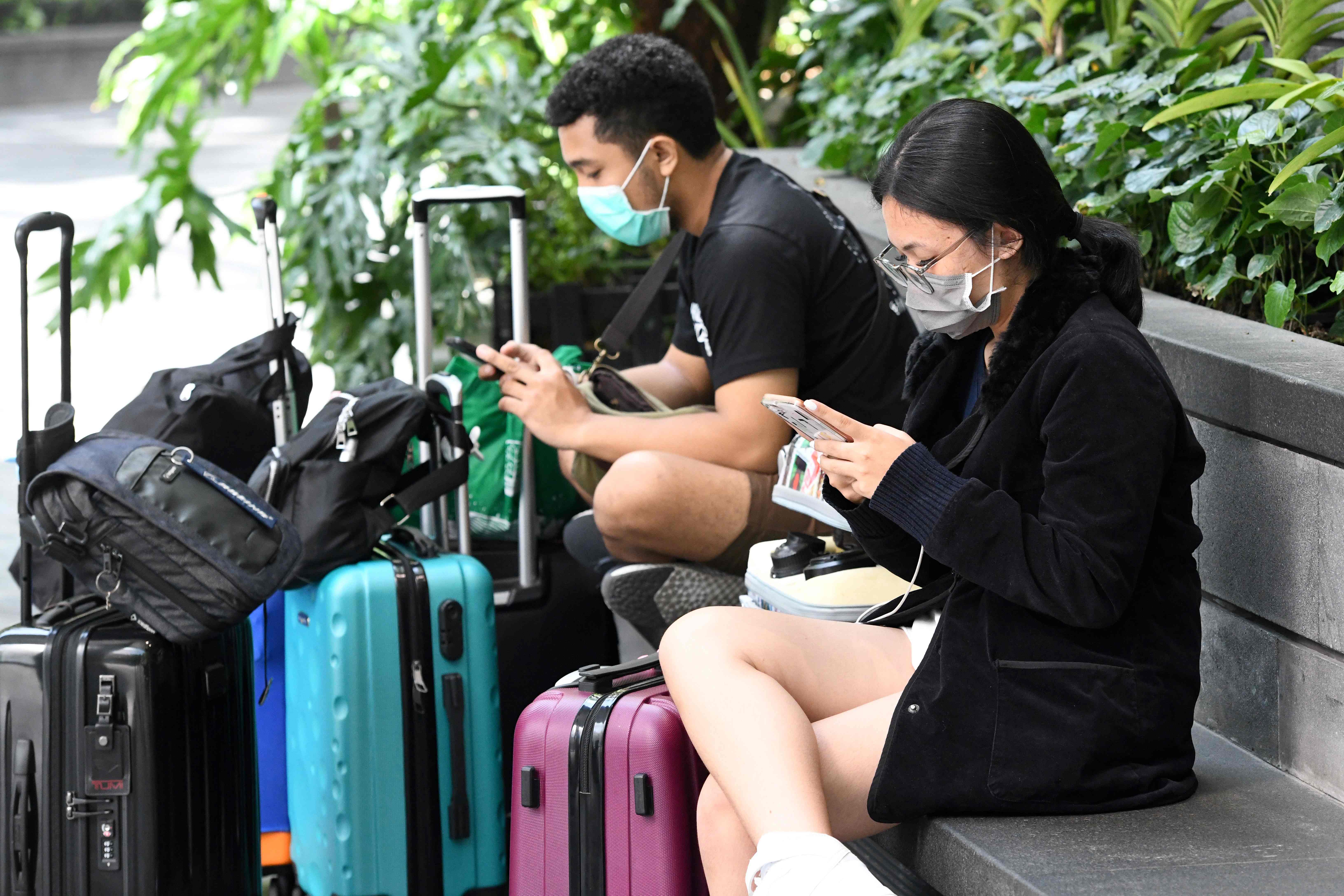 Pelancong menggunakan masker di Changi International Airport 