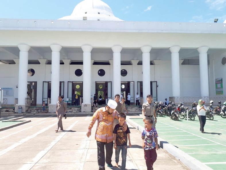 Wali Kota Bengkulu Helmi Hasan bersama anak yatim di masjid Agung At-Taqwa di Kelurahan Anggut Atas,  Kecamatan Ratu Samban, Kota Bengkulu.