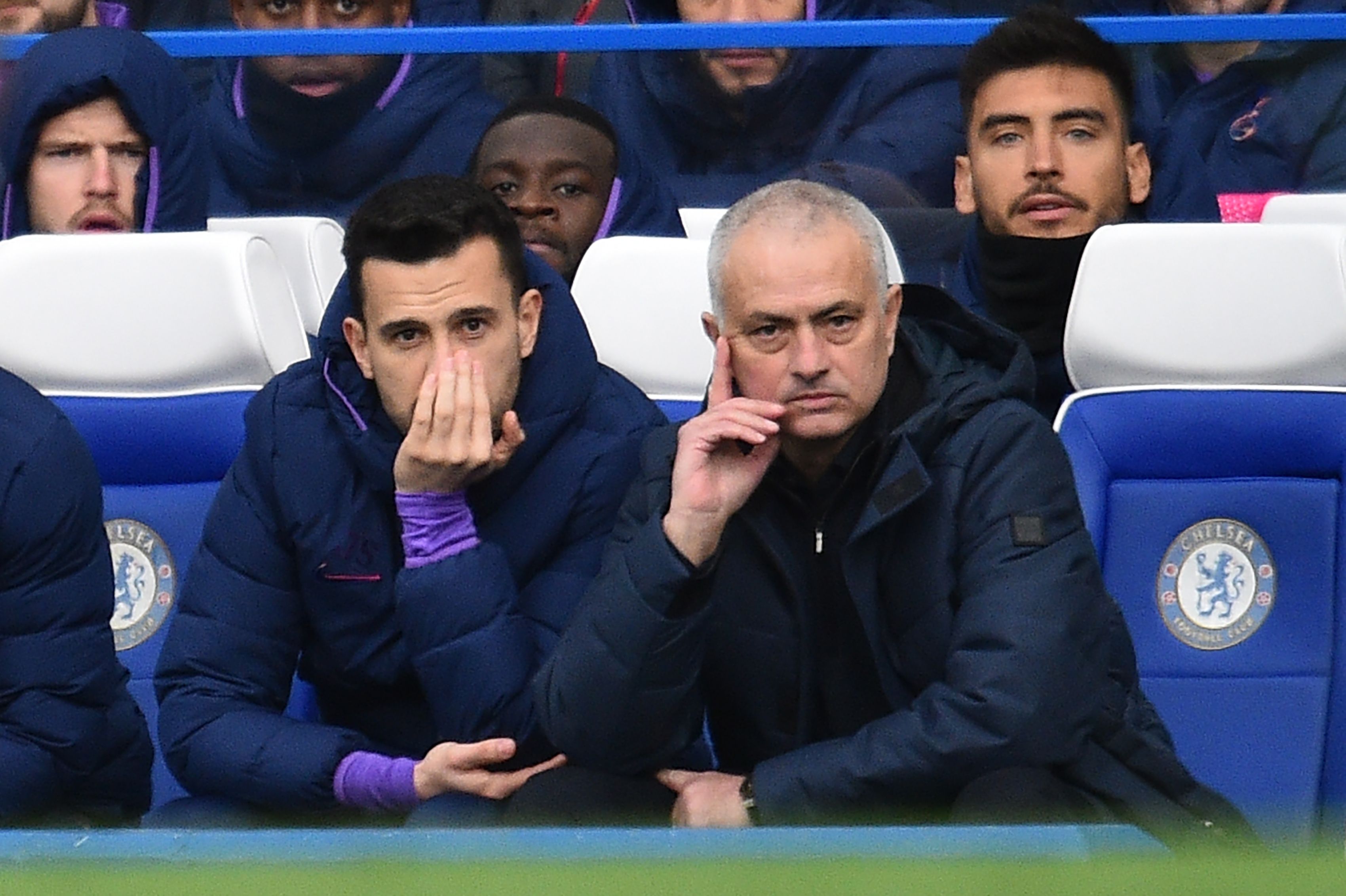 Manajer Tottenham Hotspurs saat menyaksikan anak asuhnya berhadapan dengan Chelsea