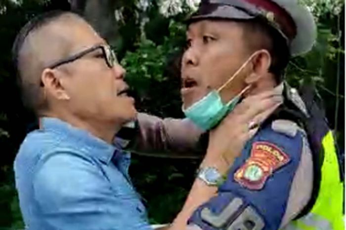 Tohap Silaban saat mencekik Bripka Rudy Rustam