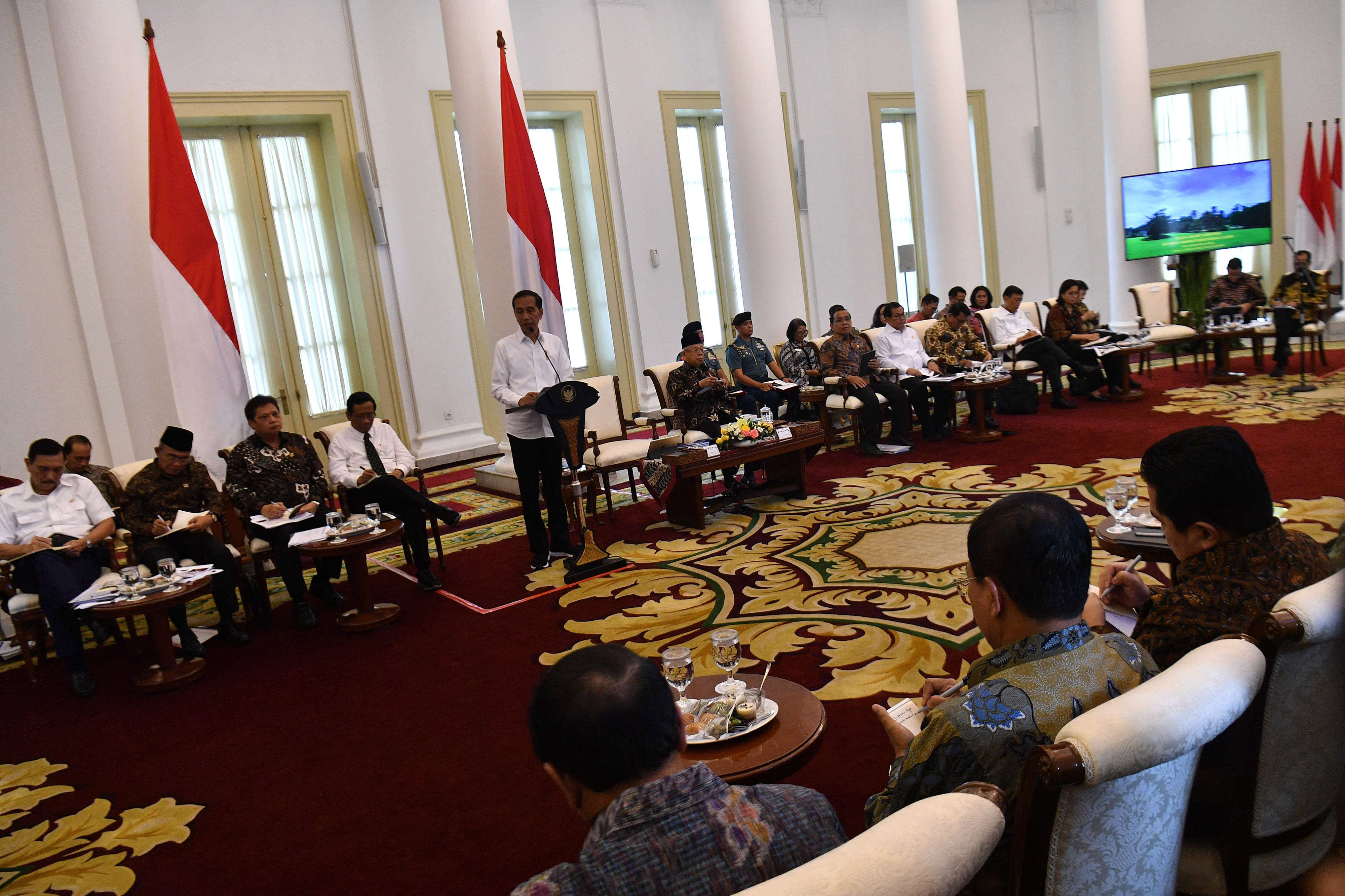 Presiden Joko Widodo memberikan arahan dalam Sidang Kabinet Paripurna di Istana Bogor, yang membahas antisipasi dampak ekonomi global.