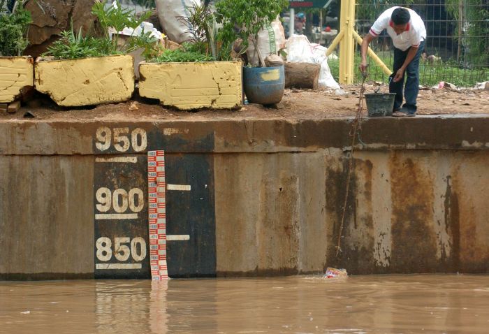Ilustrasi -- Ketinggian muka air di pintu air Manggarai.