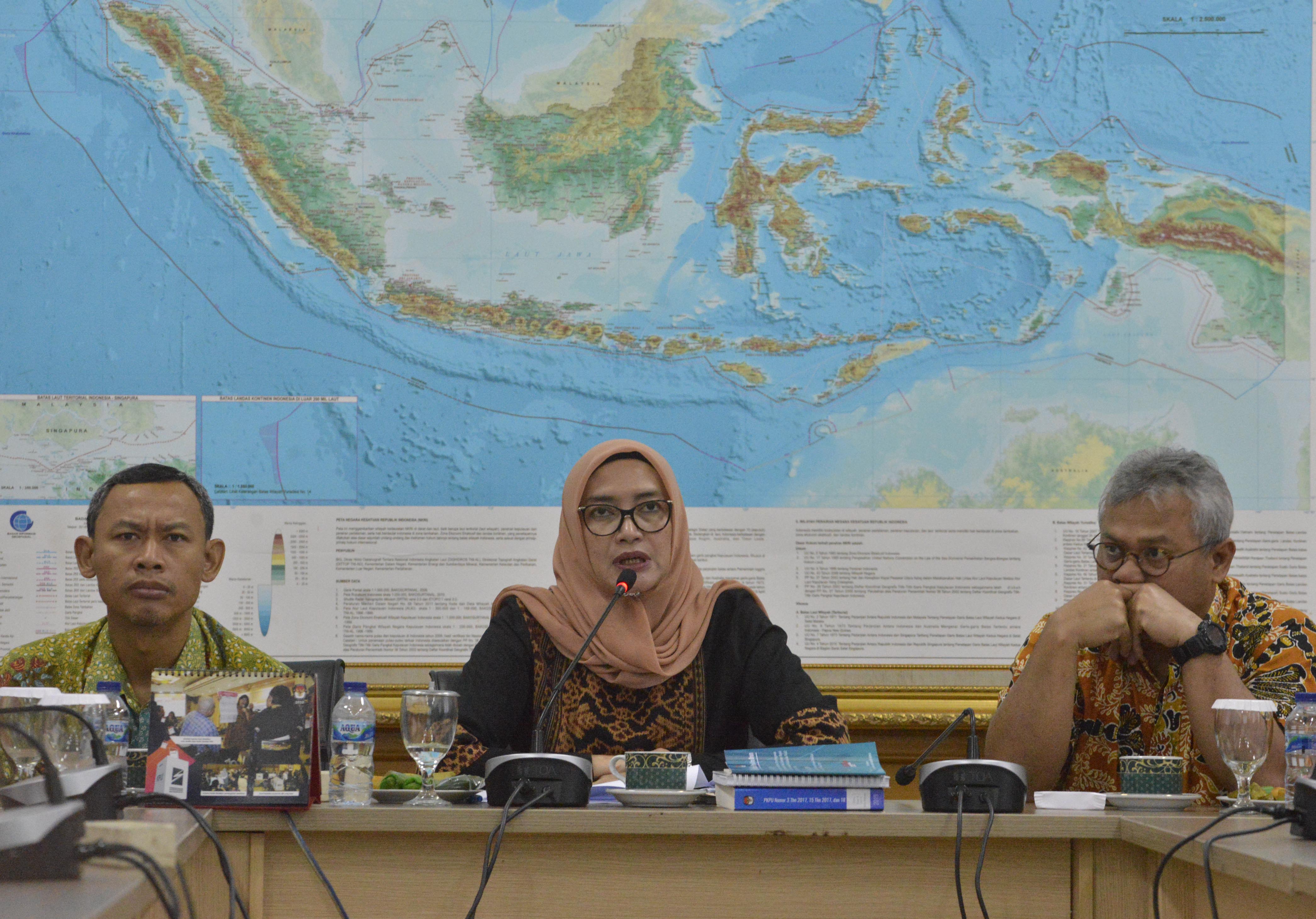 Komisioner KPU Evi Novida Ginting Manik (tengh) bersama Ketua KPU Arief Budiman (kanan) dan Komisioner KPU Pramono Ubaid Tanthowi (kiri) 