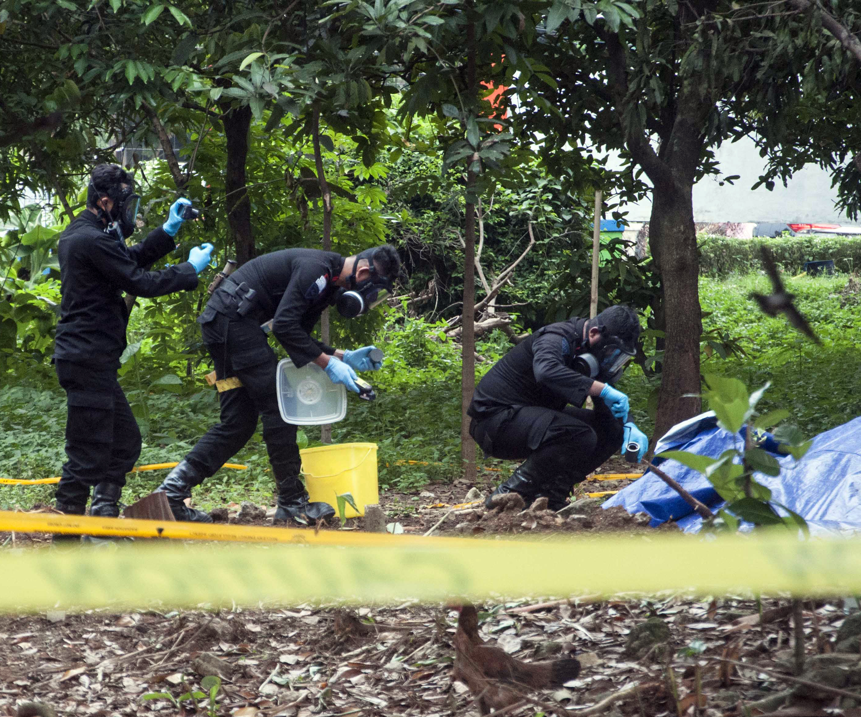 Gegana Brimob Polri mengambil sampel tanah di lokasi yang diduga sebagai sumber paparan radiasi di Perumahan Batan Indah, 16-02-2020. 