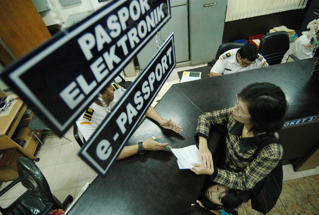 Wakil Ketua DPR Azis Syamsuddin (tersenyum) usai rapat DPR