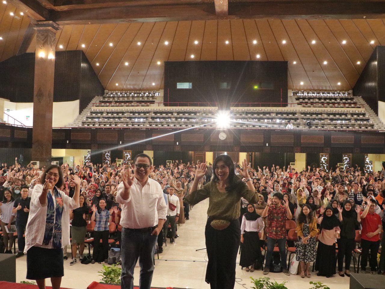 Ari Dwipayana saat berbicara di hadapan wisudawan/wisudawati UGM