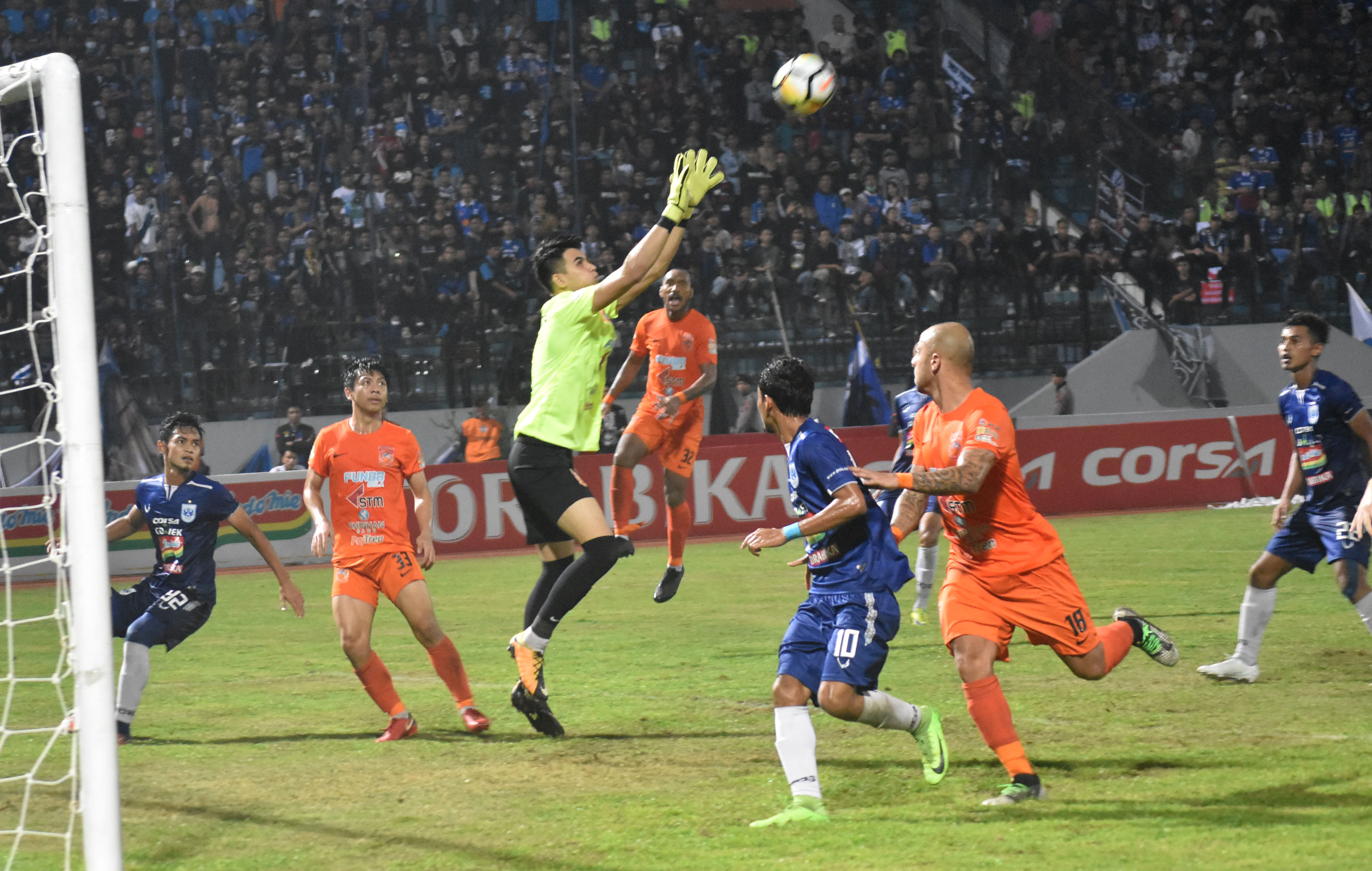 Aksi kiper timnas Nadeo Argawinata saat membela Pusamania Borneo FC.