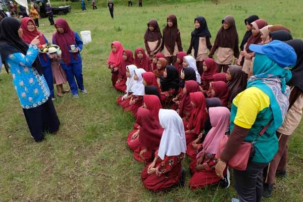 Kader kesehatan desa menyampaikan masalah gizi kepada pelajar saat Festival Isi Piringku di Wonosobo, Jawa Tengah.