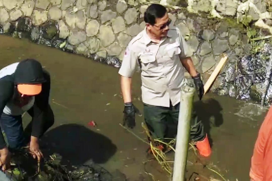 Tim gabungan sedang melakukan aksi bersih Sungai Ciwulan, Cikunteun, di Kelurahan Cigantang, Kecamatan Mangkubumi, Kota Tasikmalaya.