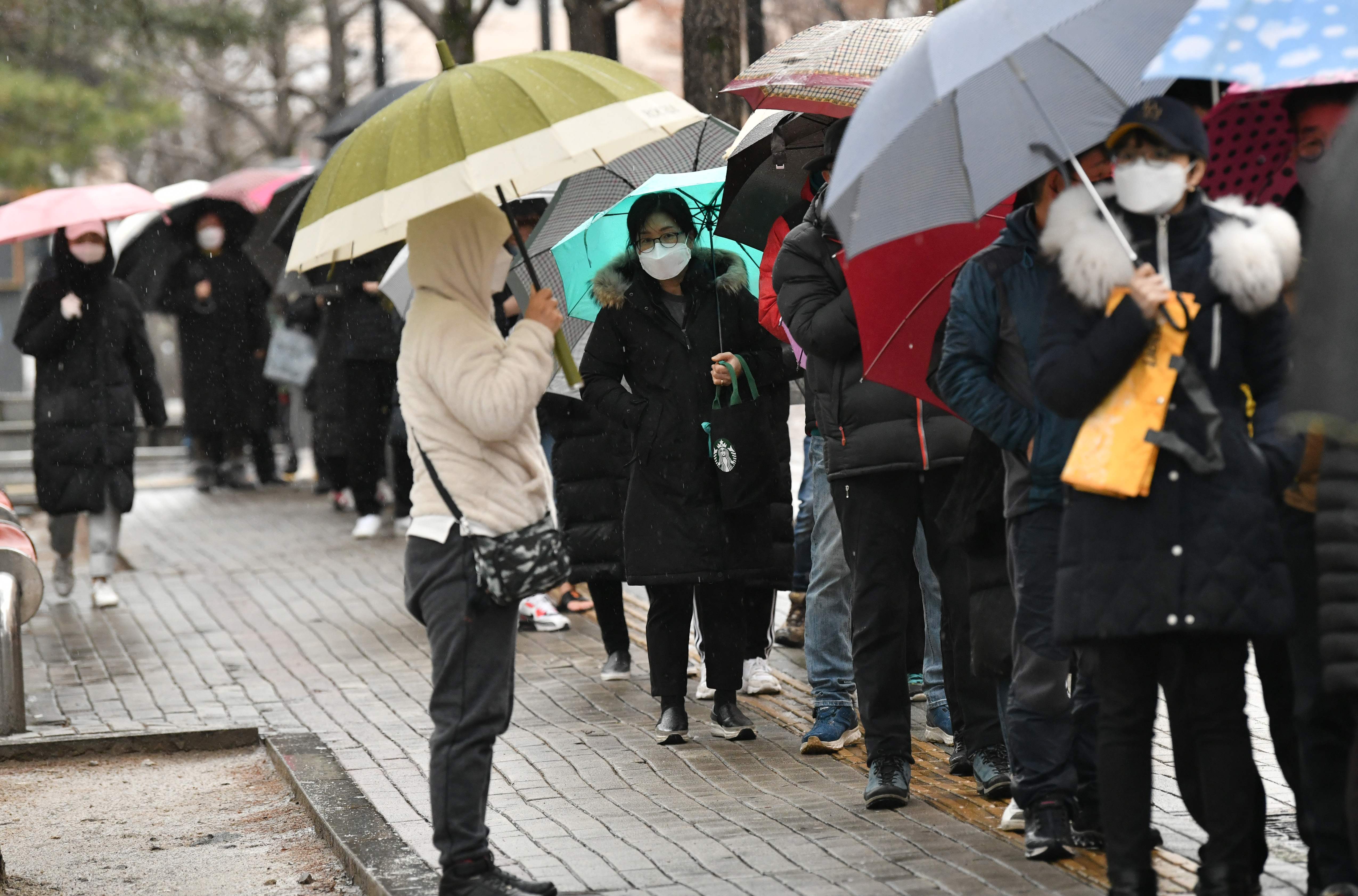Warga mengantre untuk membeli masker di Kota Daegu, Korea Selatan. Penyebaran virus korona di Negeri Ginseng semakin meluas.