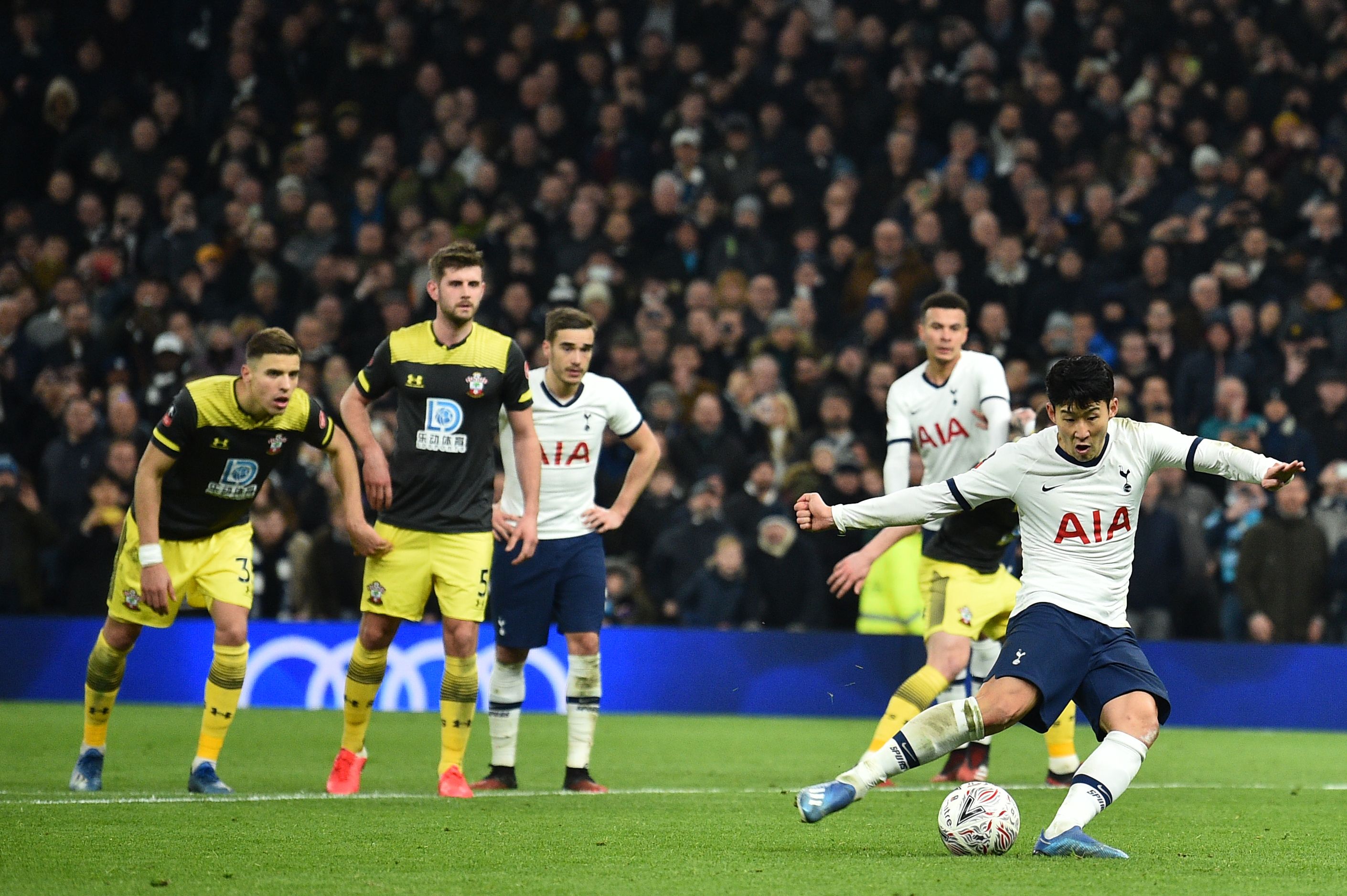 Penalti Telat Son Antar Spurs Kalahkan Southampton di Piala FA