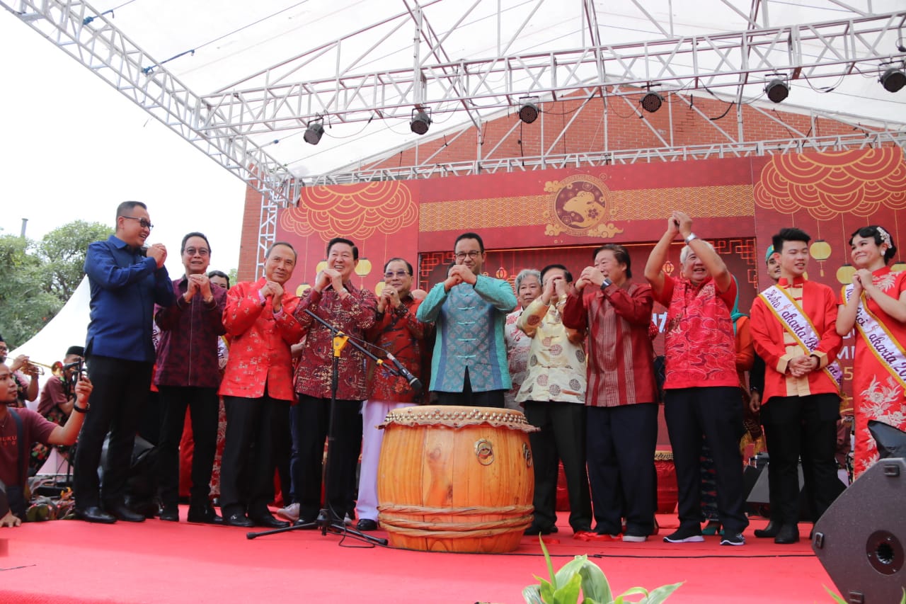 Gubernur DKI Jakarta Anies Baswedan (tengah) menghadiri perayaan Cap Go Meh di Pancoran China Town, Glodok, Jakarta Barat.