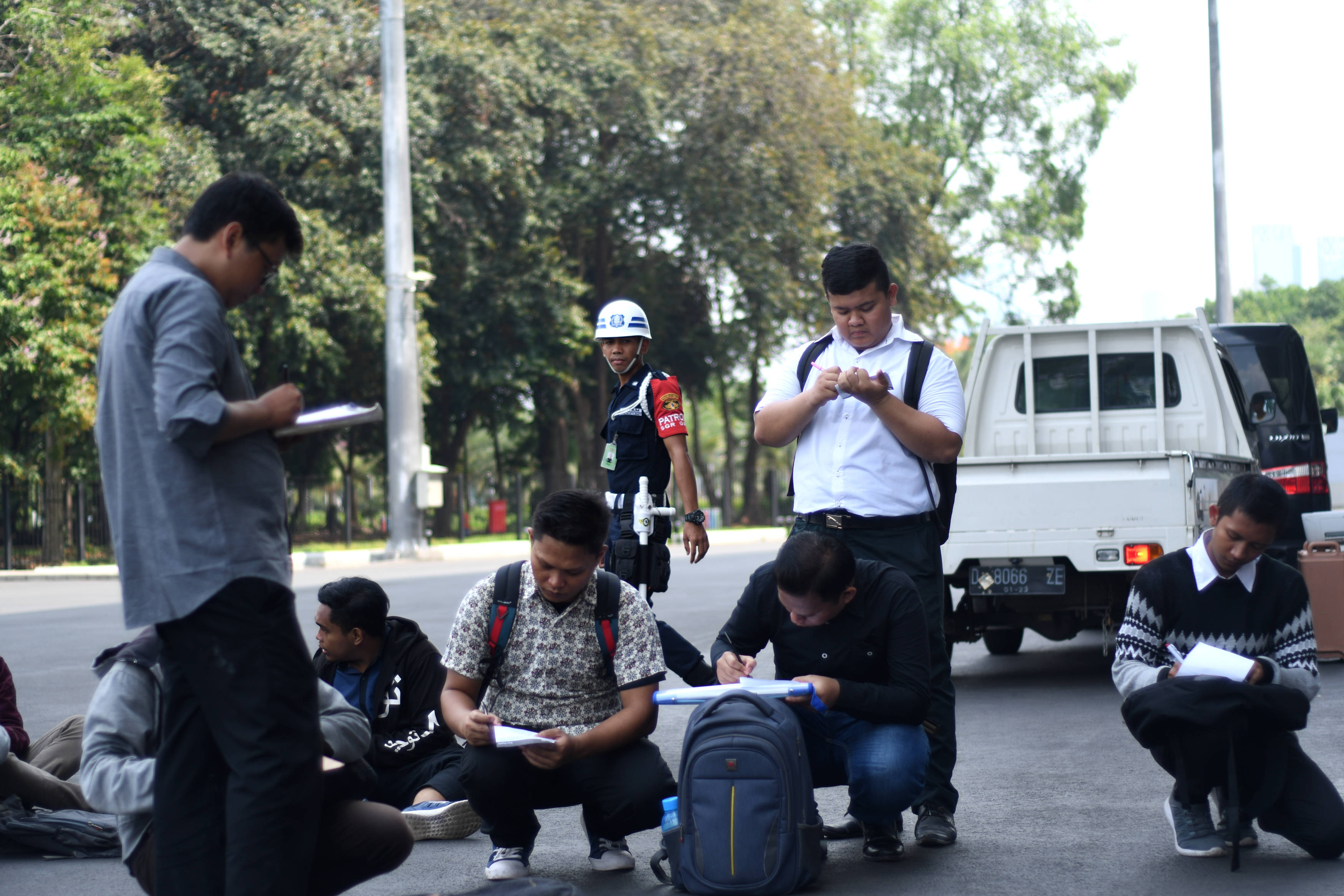 Pencari kerja mengisi formulir lamaran dalam bursa kerja di Senayan, Jakarta