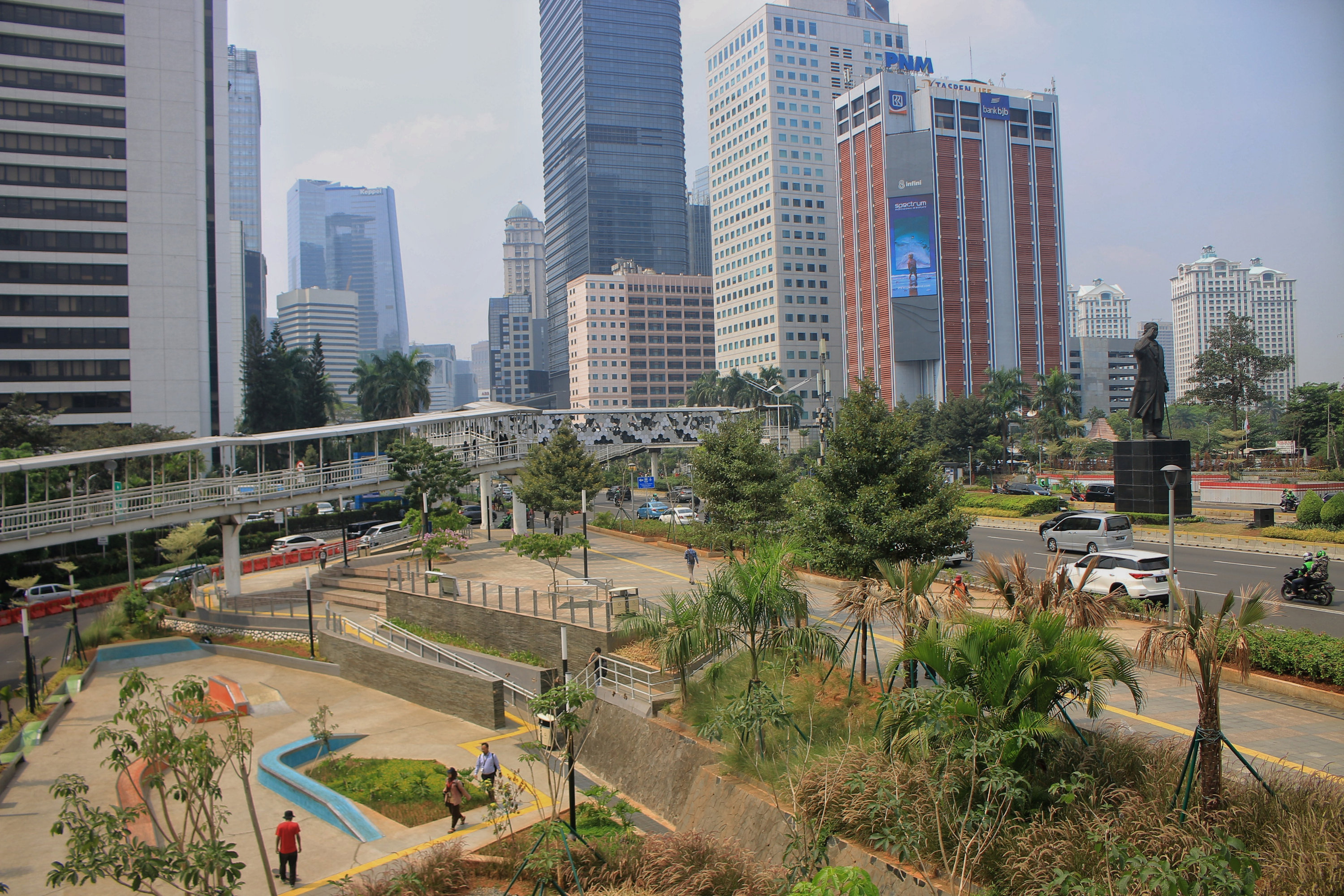 Sejumlah warga beraktivitas di ruang terbuka hijau Dukuh Atas, Jalan Sudirman Thamrin, Jakarta, Rabu (30/10/2019).