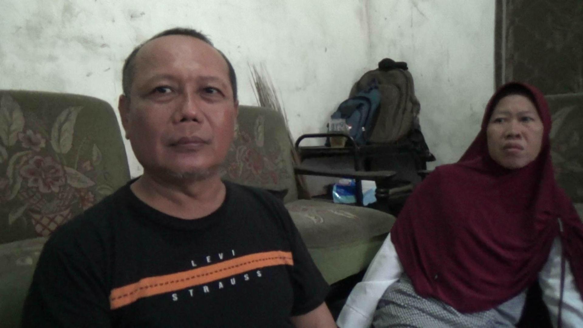 Triisuto Kustiandono saat ini hanya bisa memantau perkembangan putrinya, Aprilia Mahardini yang menjalani observasi di Natuna lewat TV. 