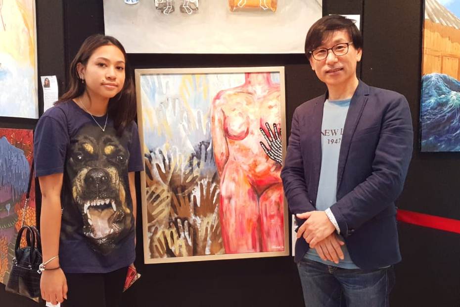 Deezal Annabel Putri (kiri) dengan lukisannya berjudul Case Study 01.