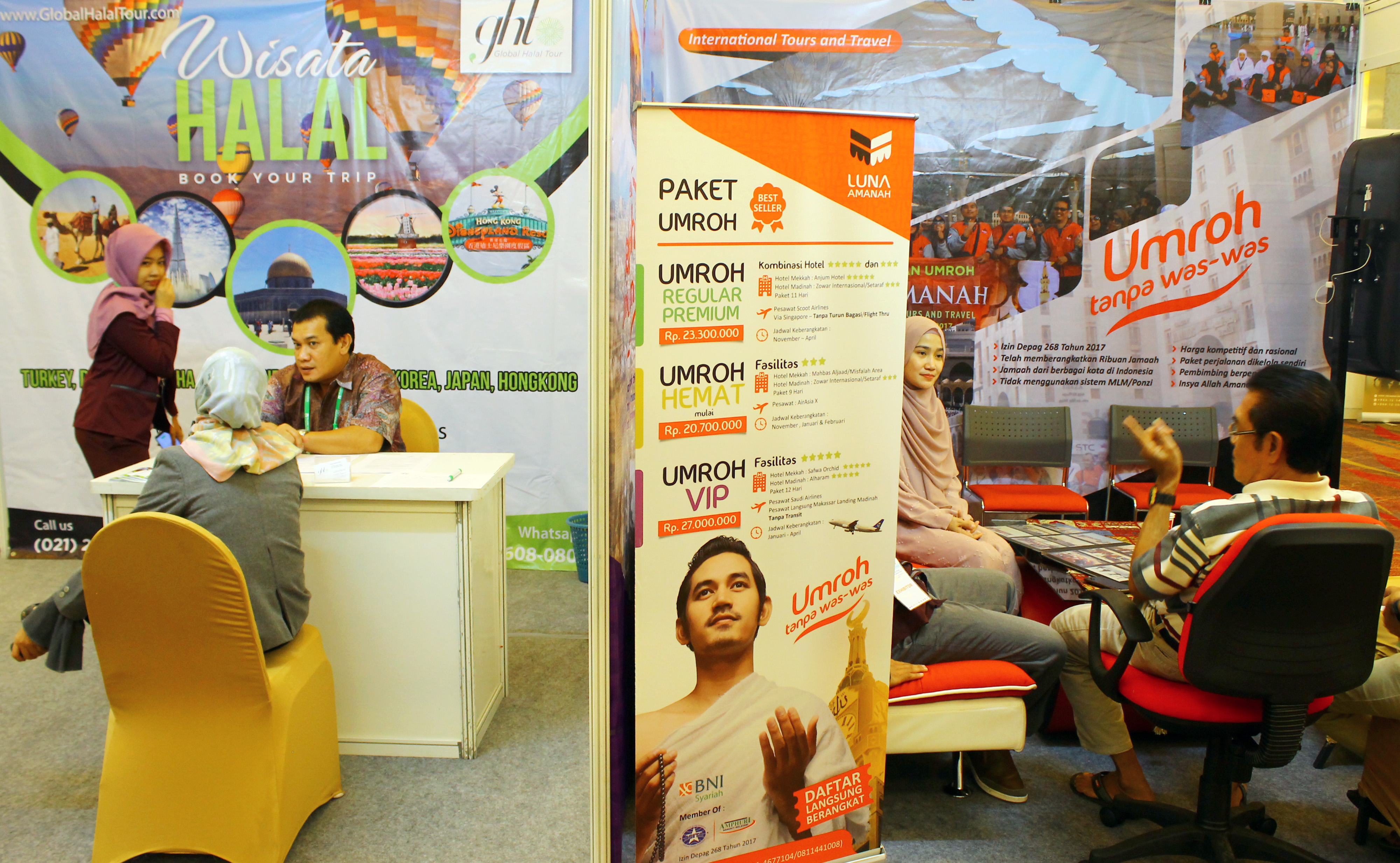 Pengunjung bertransaksi di stan biro perjalanan wisata serta umroh dan haji khusus saat pembukaan pameran Islamic Tourism Expo (ITE)