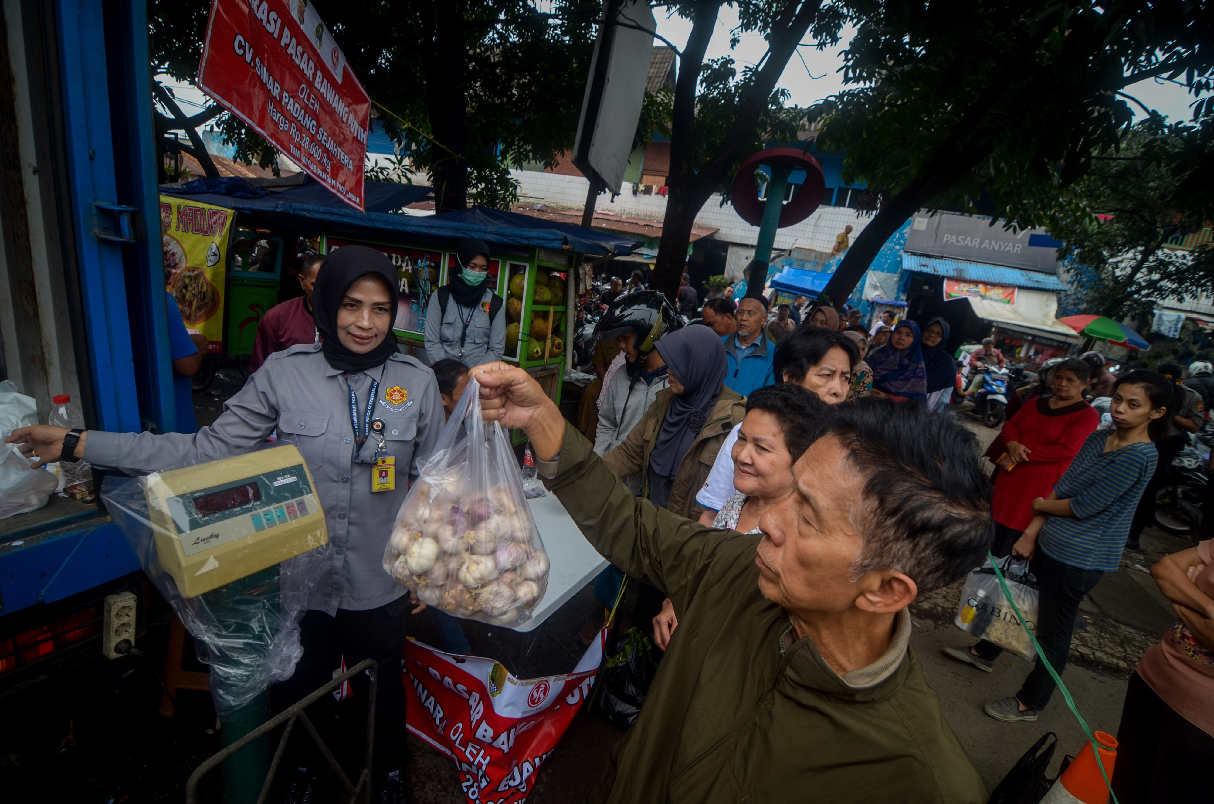 Warga antre untuk membeli bawang putih saat operasi pasar bawang putih di Pasar Astana Anyar, Bandung, Jawa Barat, Selasa (18/2/2020).