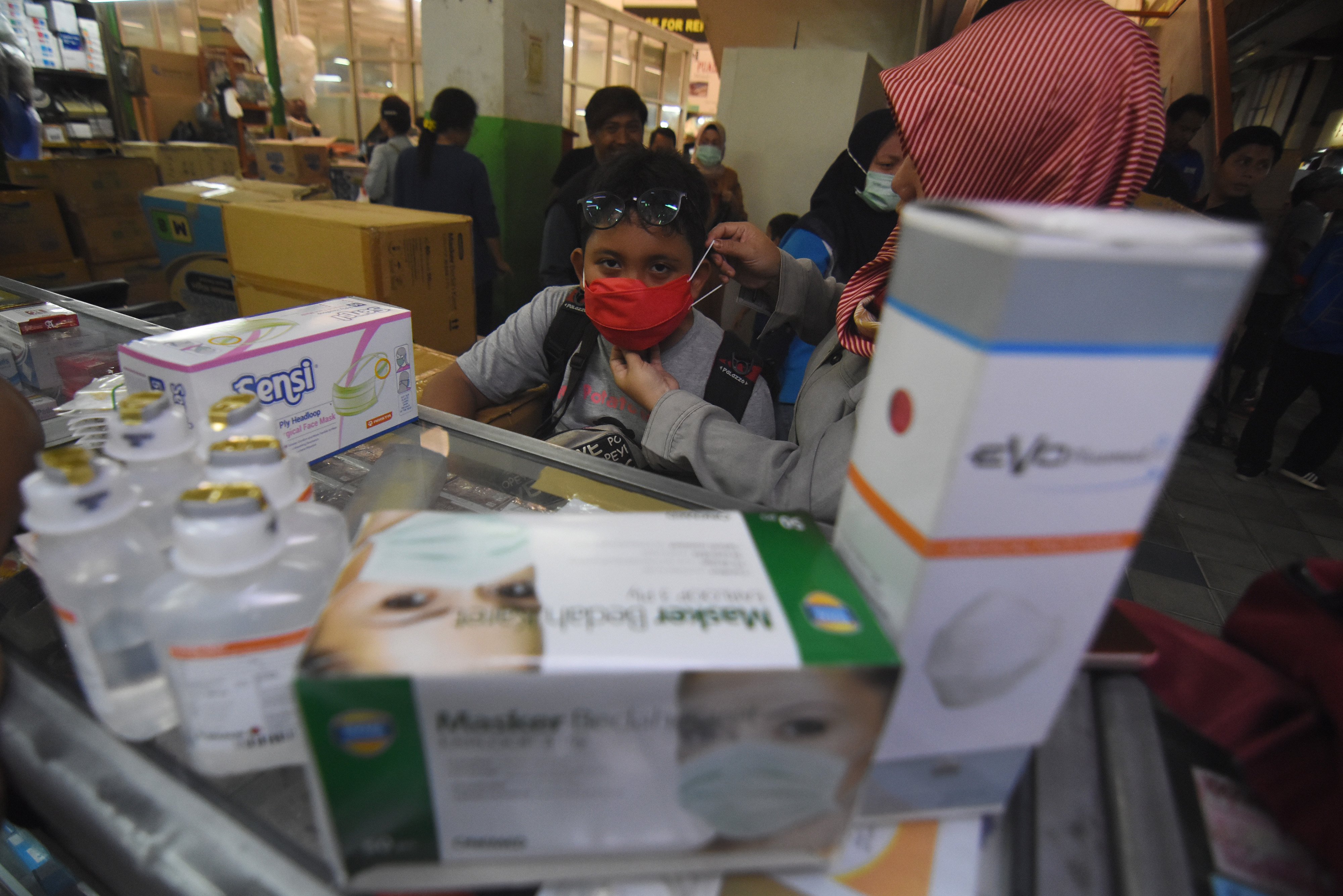 Warga membeli masker di Pasar Pramuka, Jakarta. Pembelian masker meningkat dampak wabah virus korona. Sedangkan masker N95 langka di pasaran