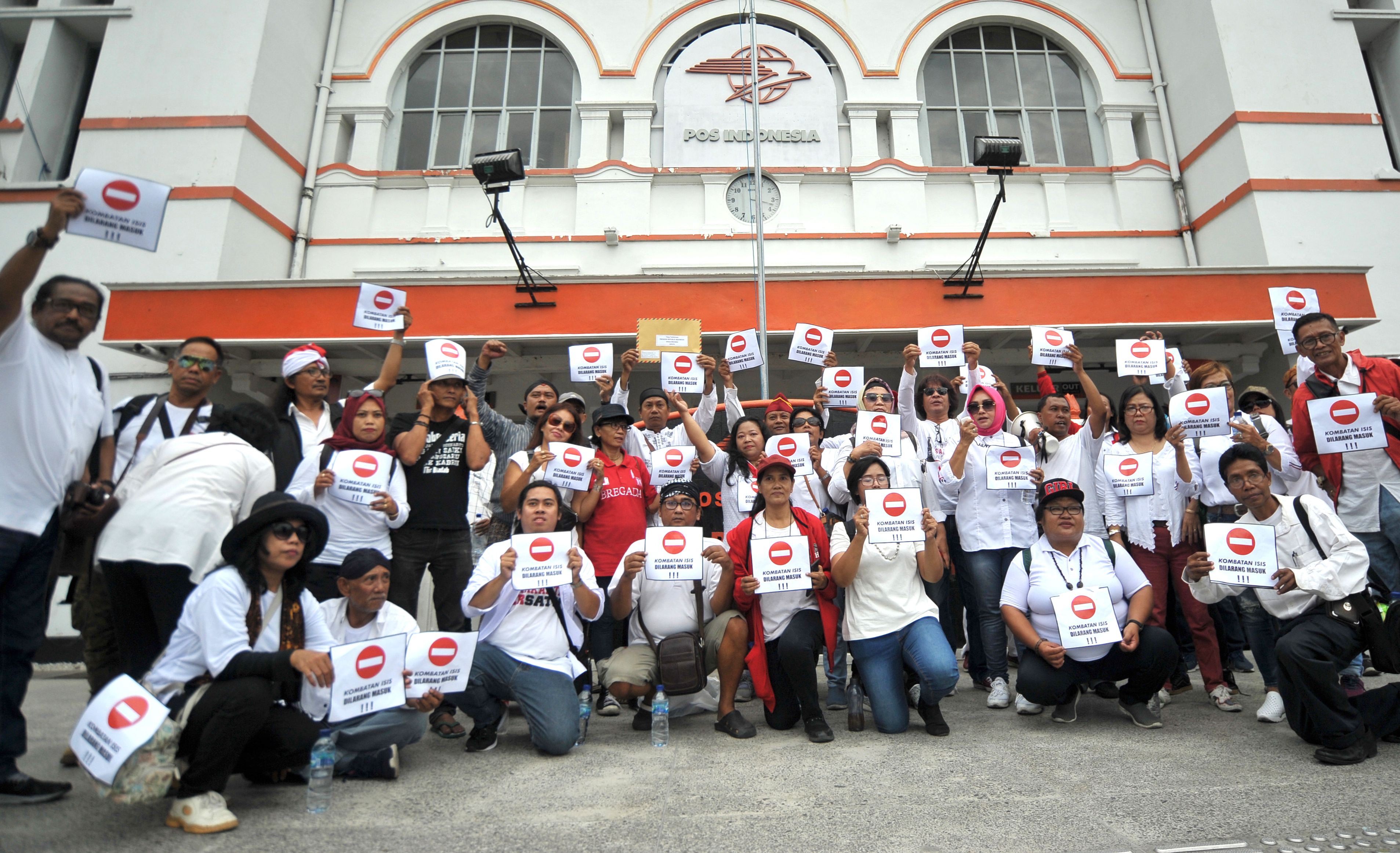 Demonstran menyatakan penolakan mereka atas rencana pemerintah memulangkan anggota IS eks WNI