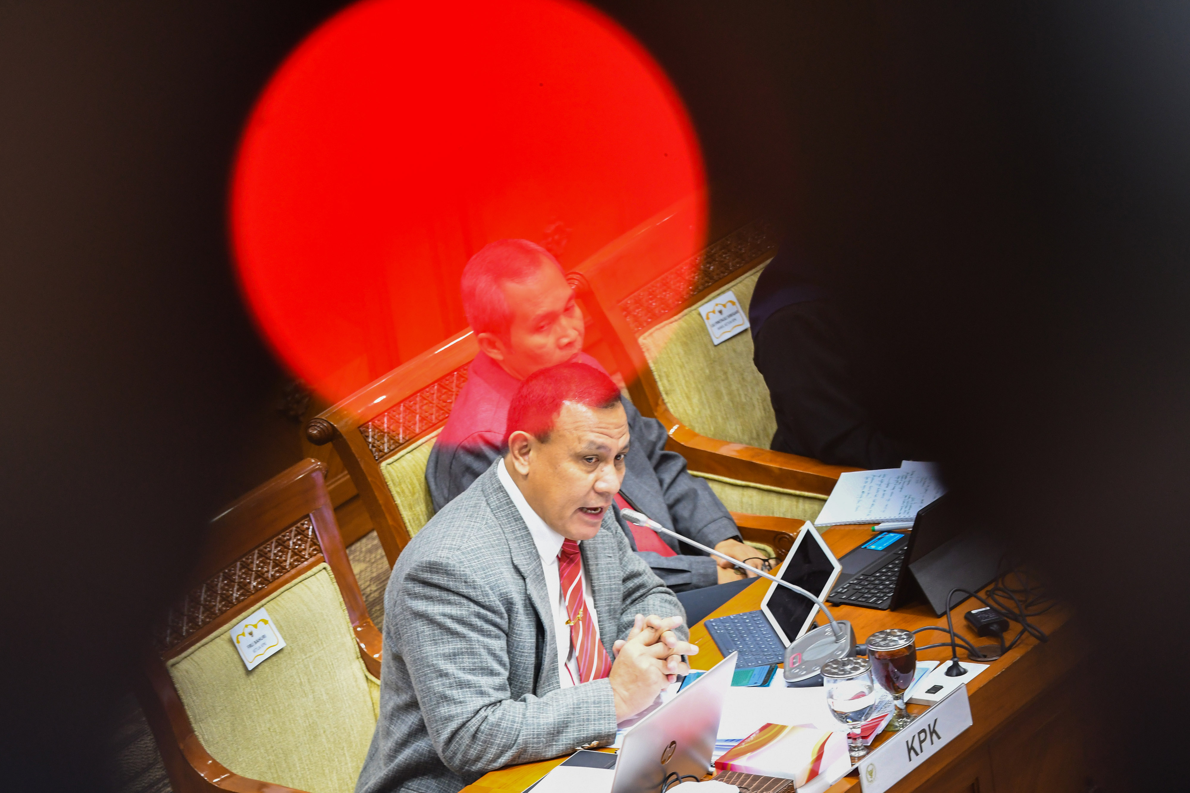  Ketua Komisi Pemberantasan Korupsi (KPK) Firli Bahuri (kiri)