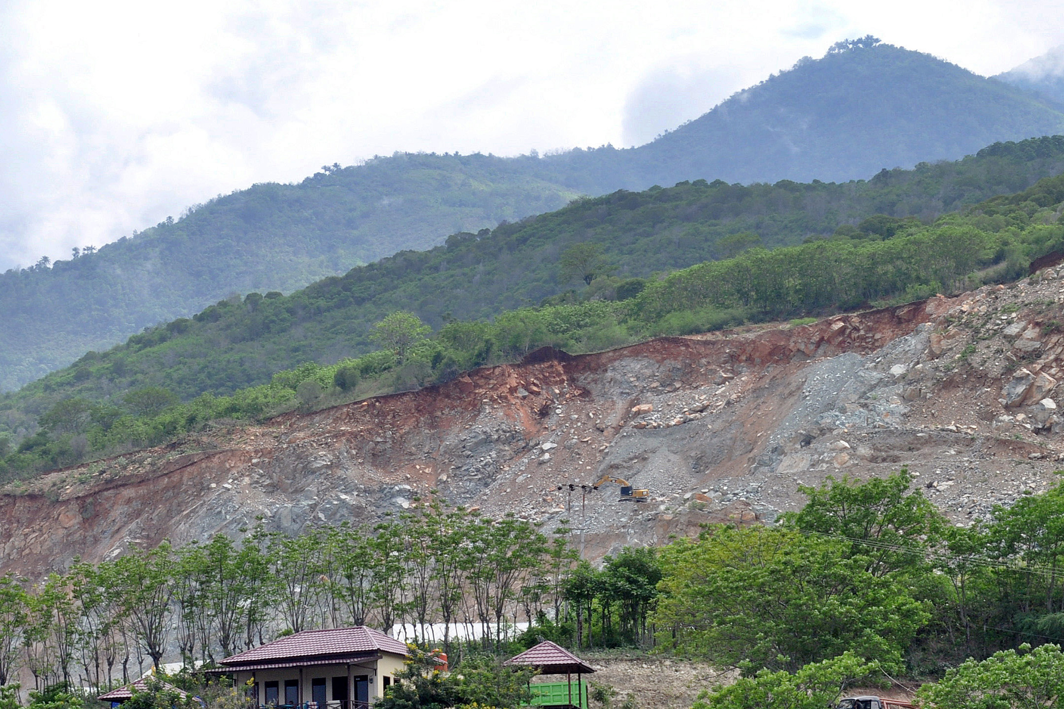 Kondisi perbukitan dilokasi aktivitas penambangan Kecamatan Ulujadi, Kota Palu, Sulawesi Tengah, Jumat (7/10).