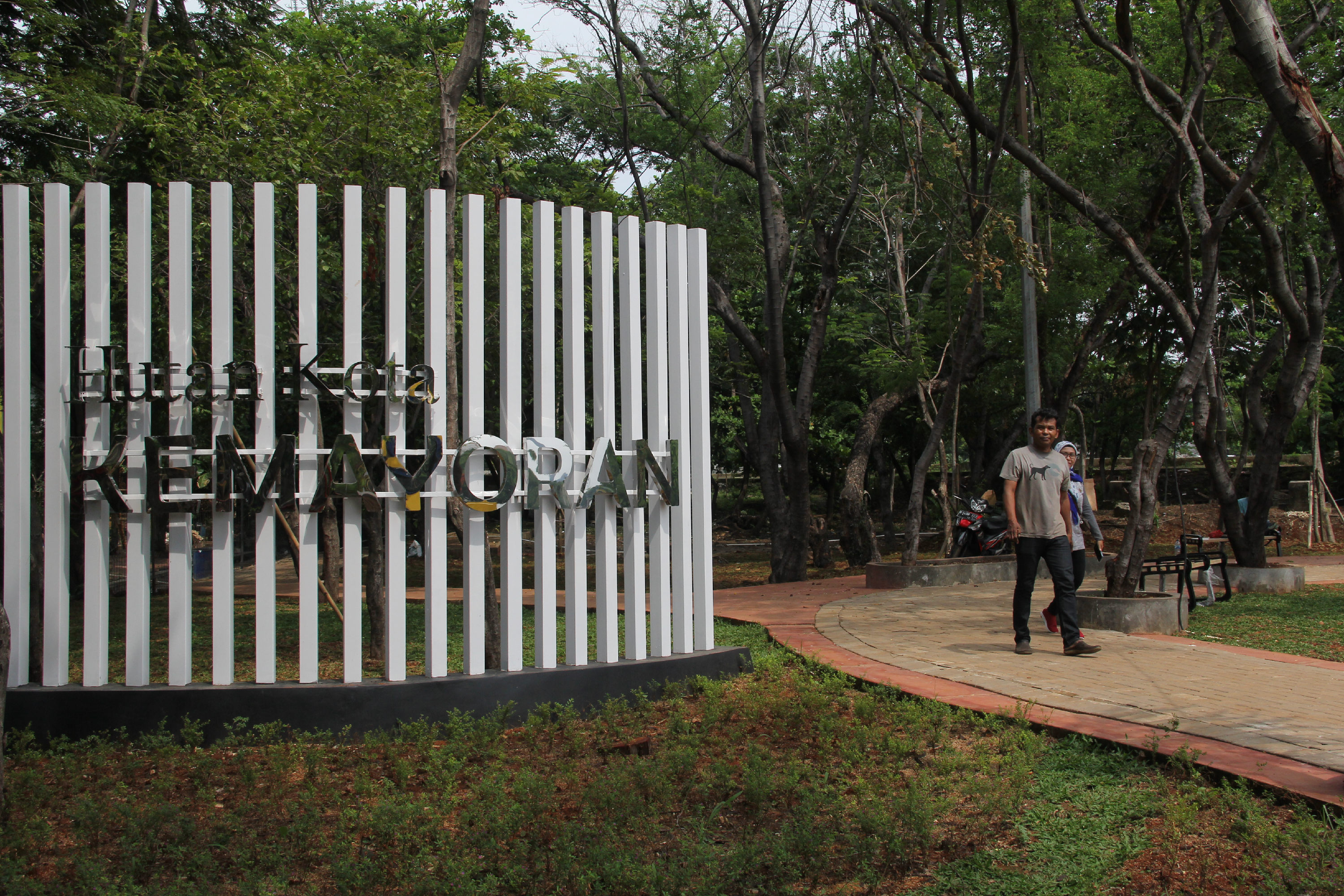 Warga mengunjungi area Ruang Terbuka Hijau (RTH) Utan Kota di kawasan Kemayoran, Jakarta Utara, Minggu (22/12).