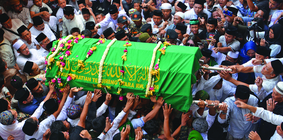 Jenazah KH Salahuddin Wahid atau Gus Sholah dibawa ke masjid untuk disalati di Pesantren Tebuireng Jombang, Jawa Timur, kemarin. 