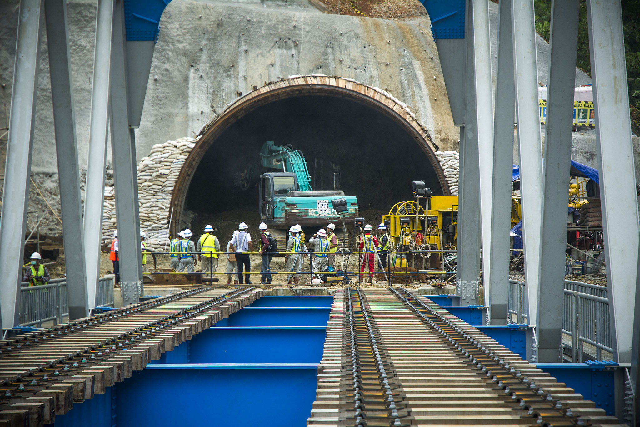 Pengerjaan terowongan bagian dari pembangunan rel ganda antara Purwokerto, Banyumas hingga ke Kroya, Cilacap.