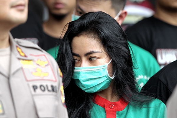 Aktris Vitalia Sesha (kenakan masker)