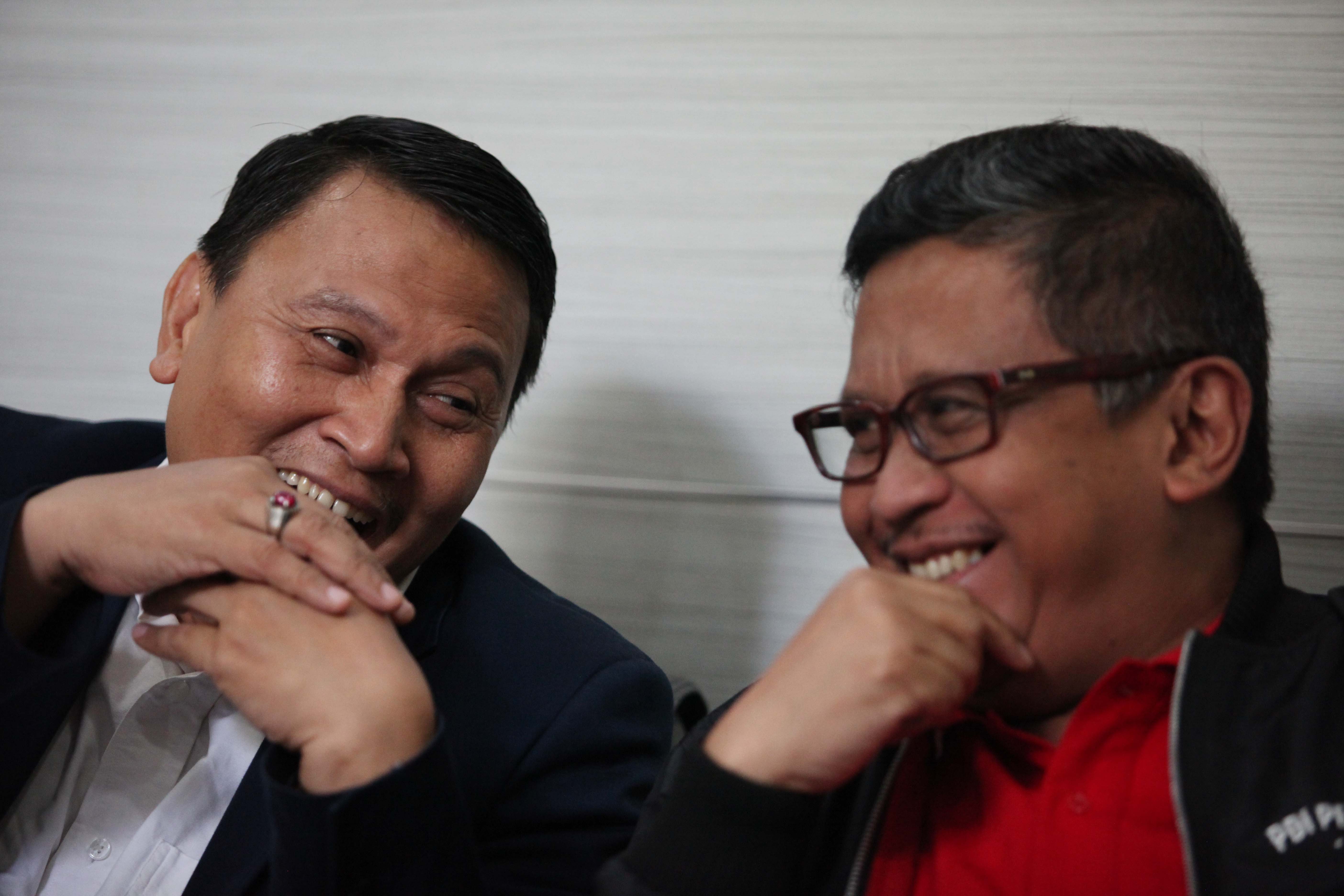 Politisi PKS, Mardani Ali Sera (kiri), tengah berbincang dengan Sekjen PDIP, Hasto Kristiyano (kanan).