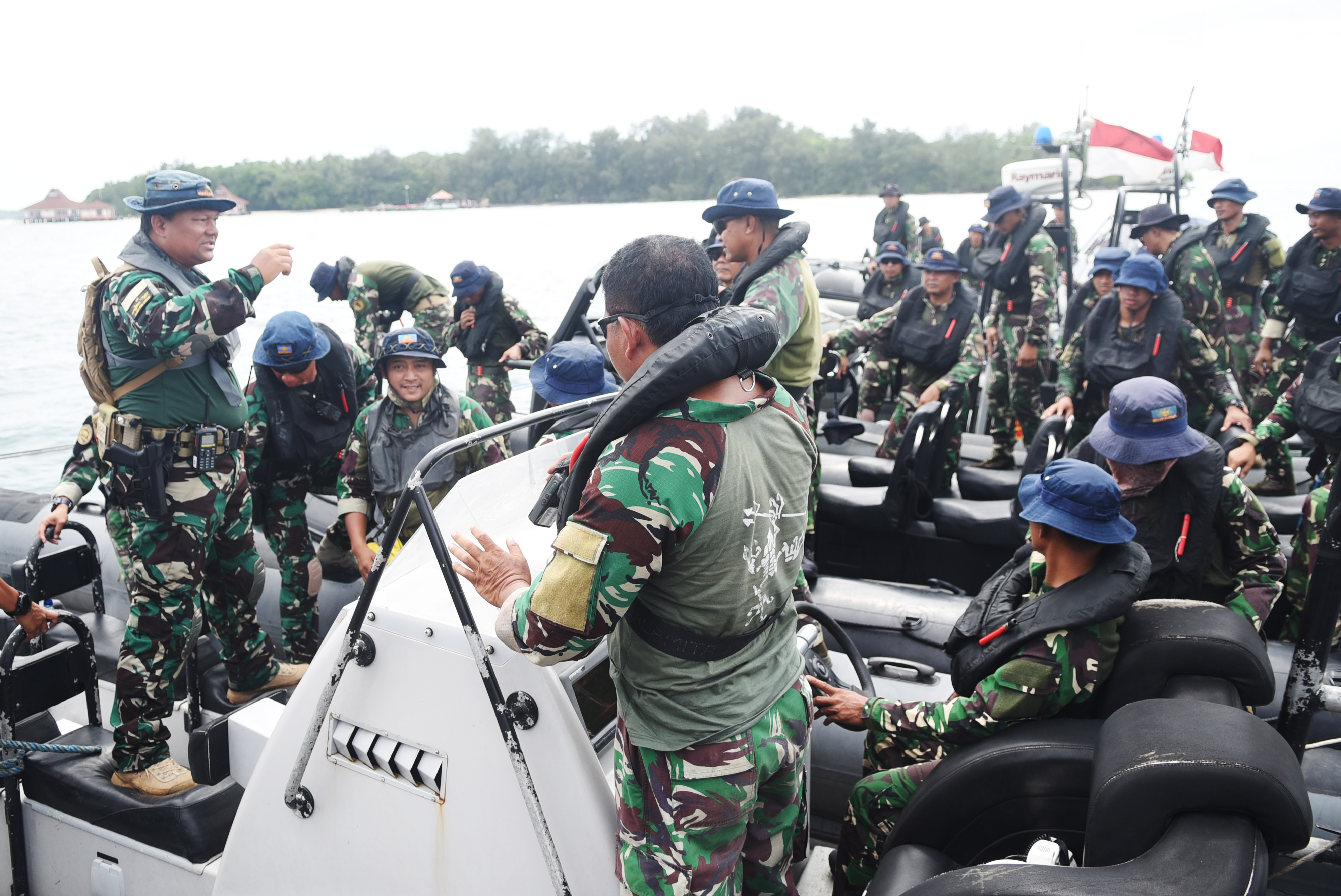 Patroli di perairan sekitar Pulau Sebaru Kecil, Kepulauan Seribu, Jakarta, untuk memastikan kelancaran kedatangan 188 WNI ABK World Dream