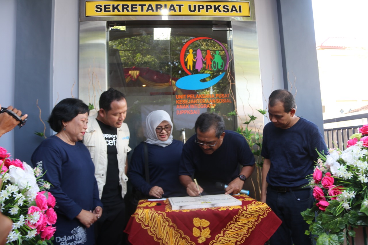 Bupati Blora, Djoko Nugroho menandatangani paiagam usai meresmikan gedung UPPKSAI di Blora, Senin (24/2/2020).