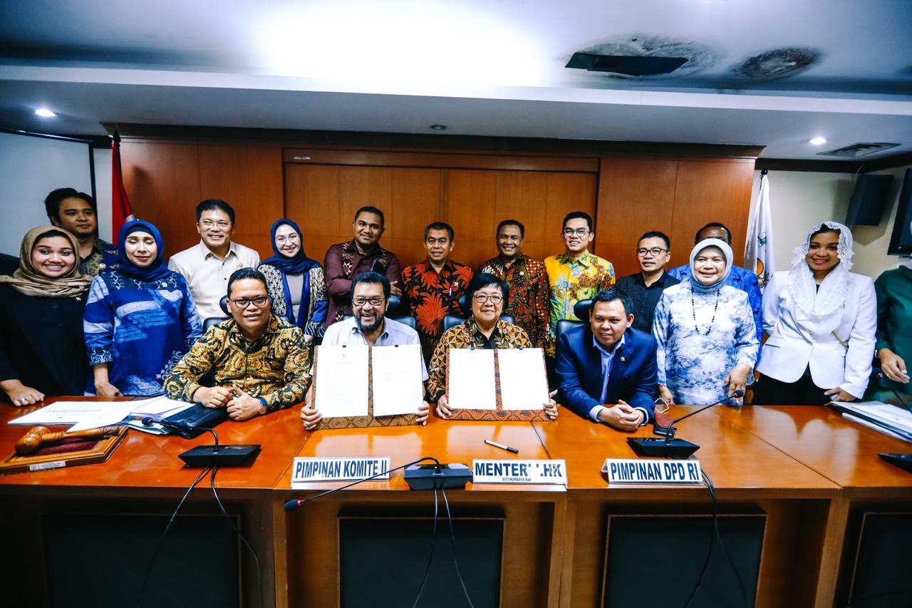 Komite II DPD RI menggelar rapat kerja dengan Kementerian Lingkungan Hidup dan Kehutanan di di DPD RI, Jakarta, Senin (17/2). 